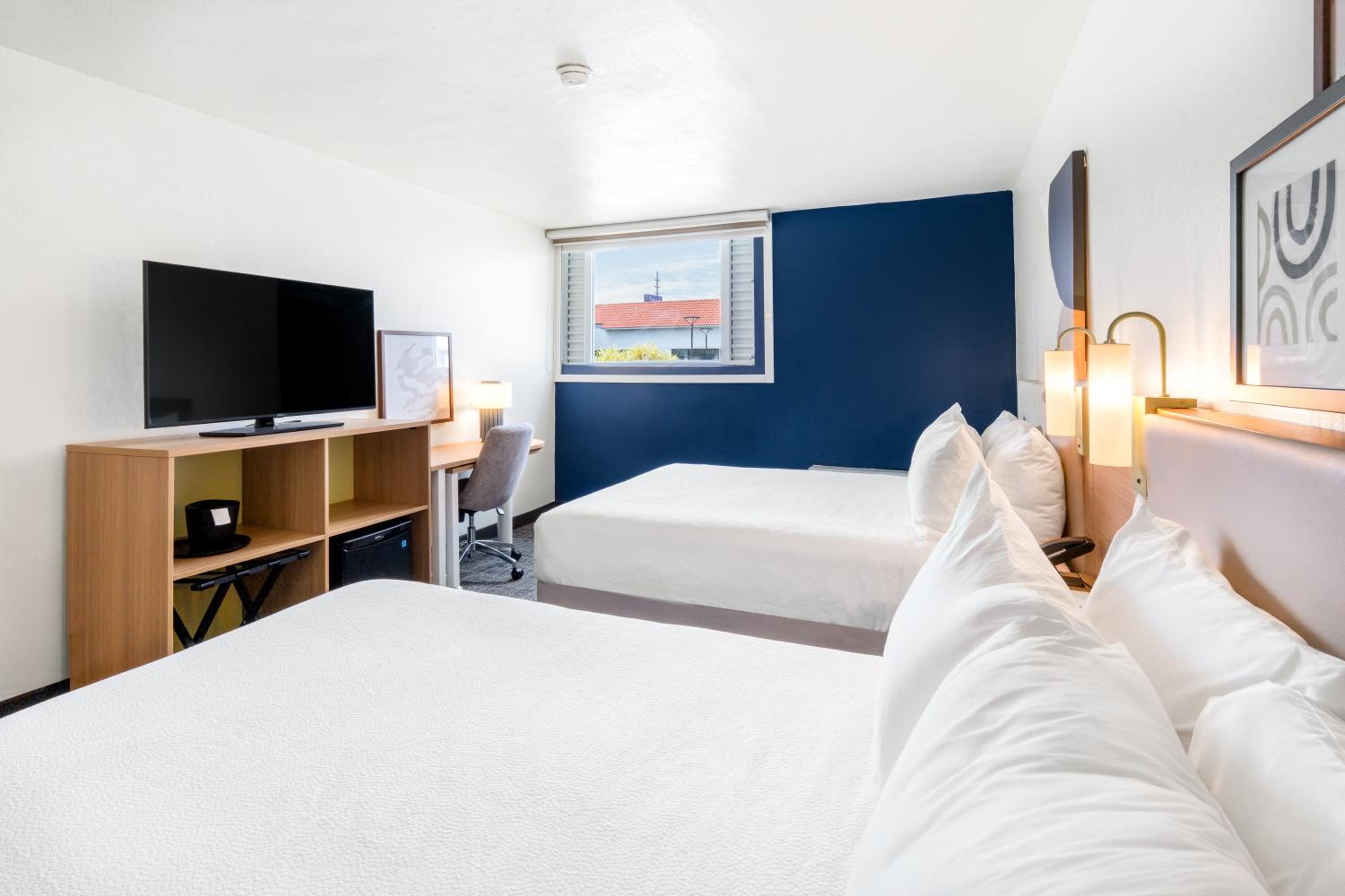 Queen Room with Two Queen Beds - Photo 6