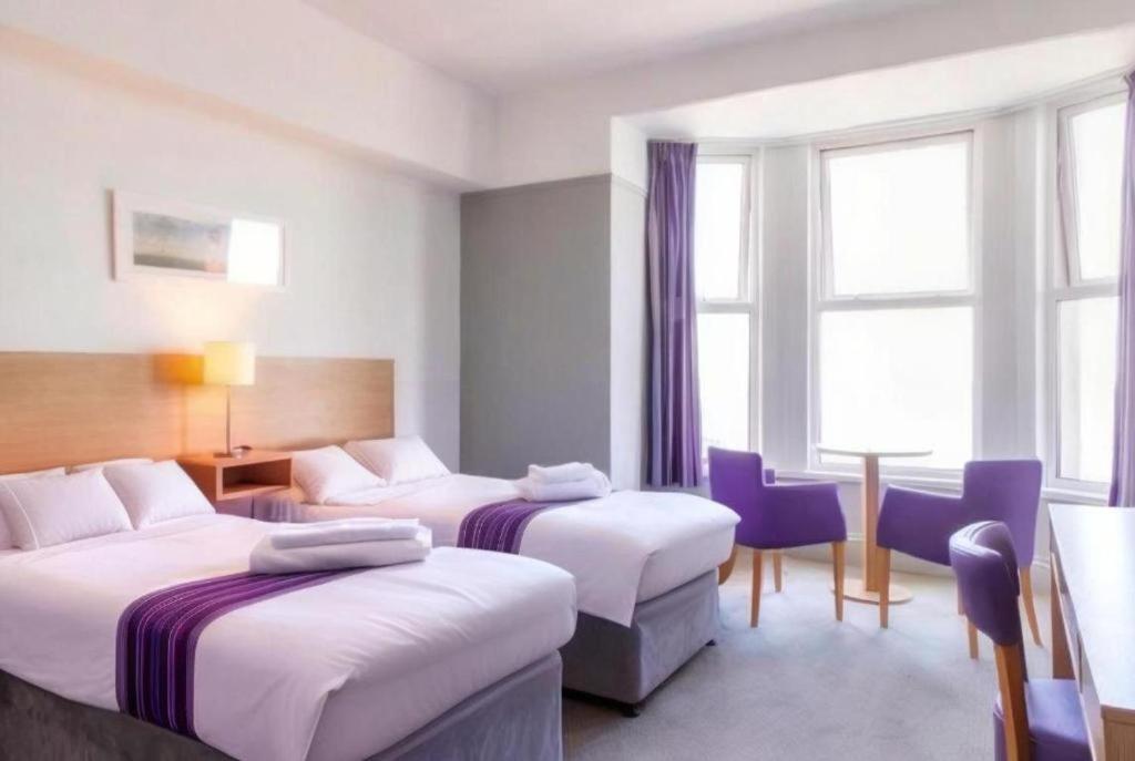 Standard Twin Room thumbnail 5