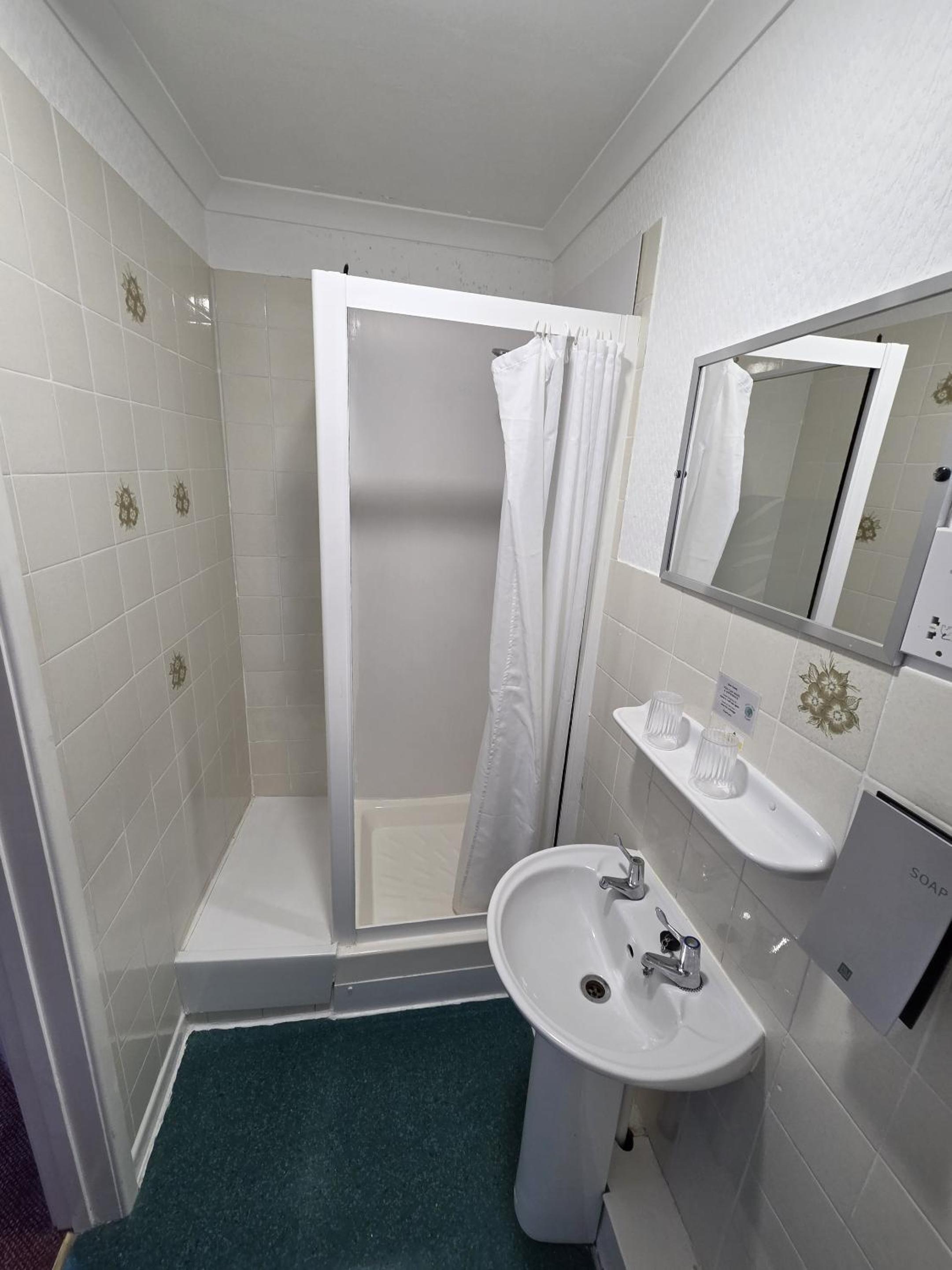 Standard Single Room thumbnail 5