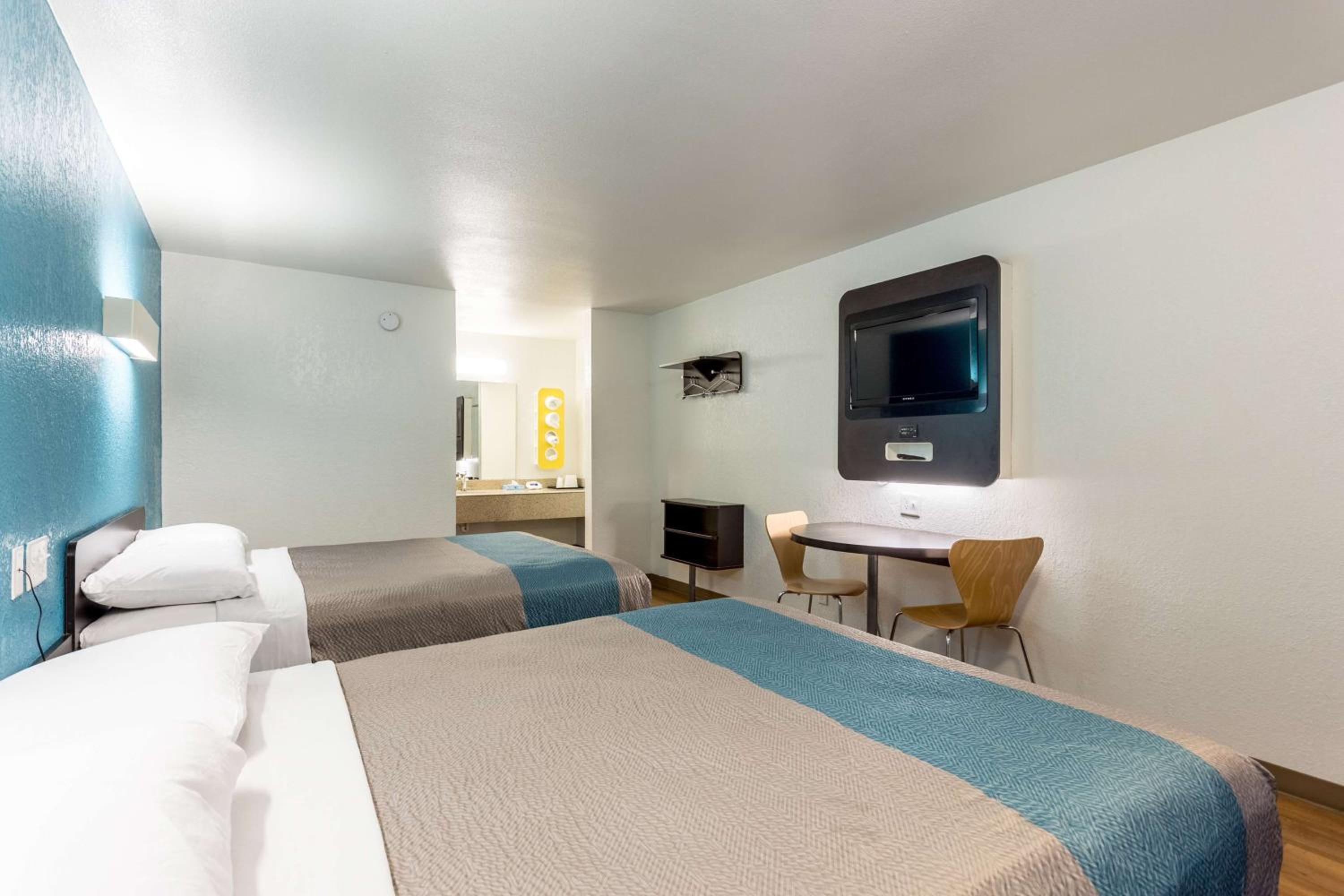 Queen Room with Two Queen Beds - Smoking photo 2