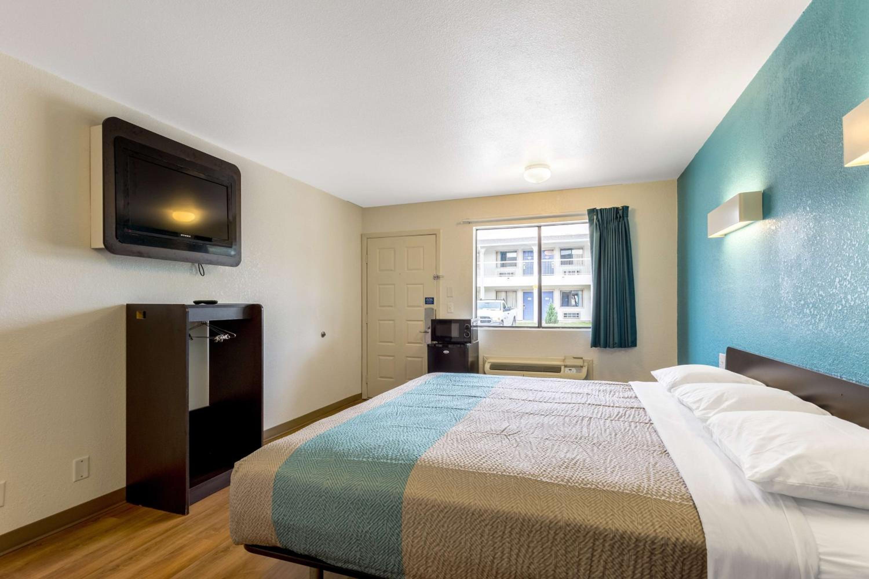 King Room - Disability Access - Non-Smoking photo 2