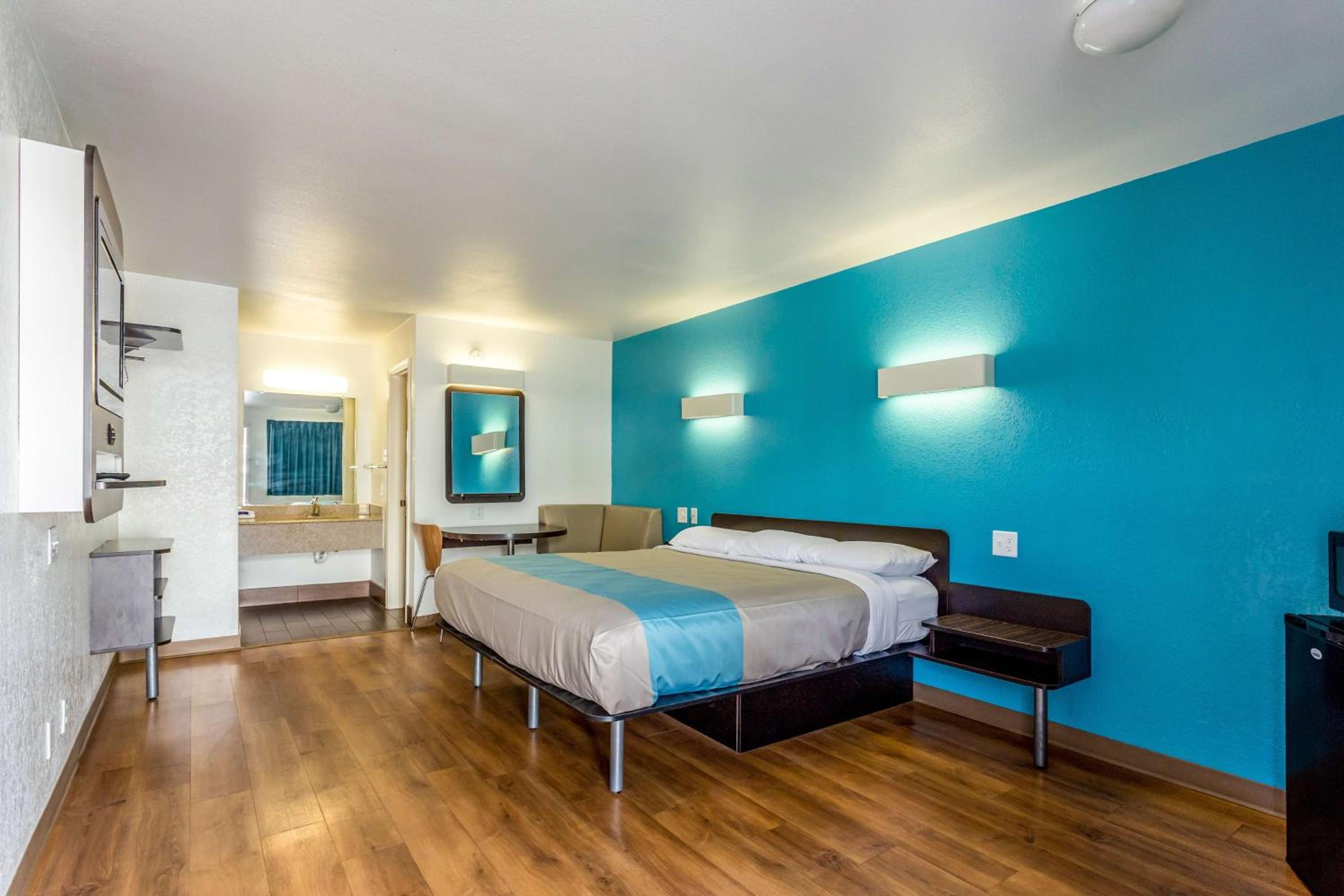 King Room - Disability Access - Non-Smoking photo 3