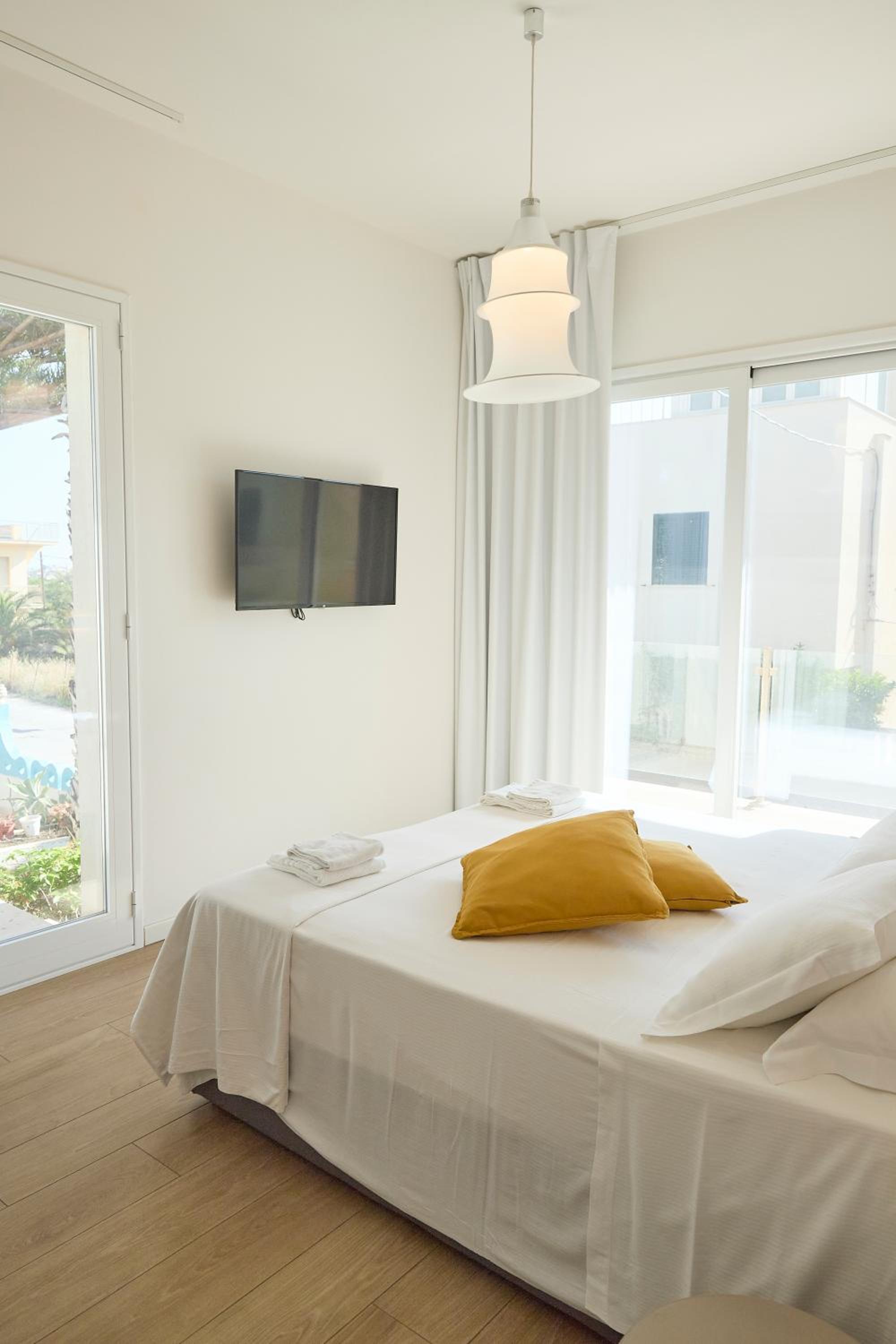 Double Room with Private Bathroom - Photo 2