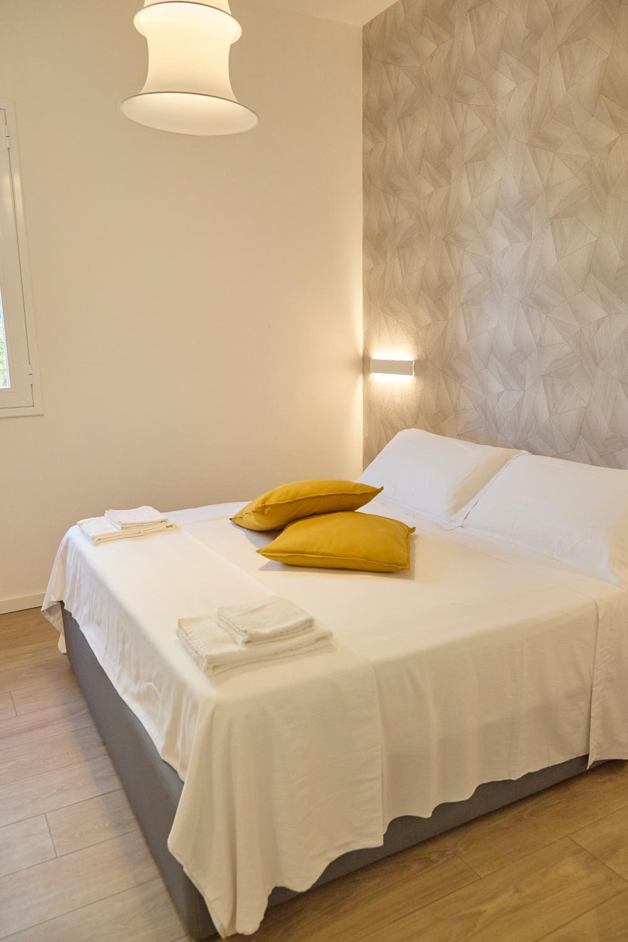 Double Room with Private Bathroom - Photo 10
