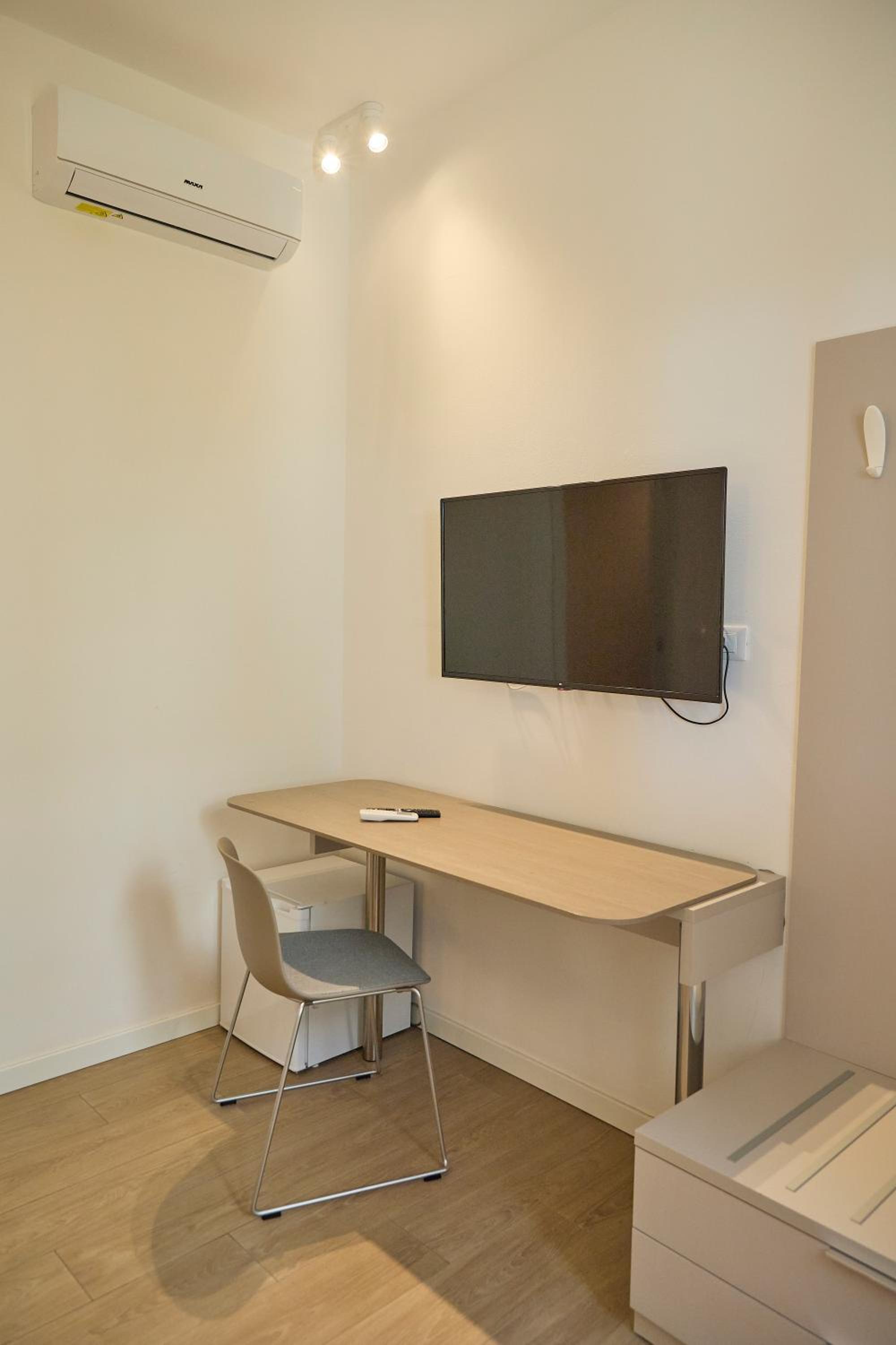 Double Room with Private Bathroom - Photo 14