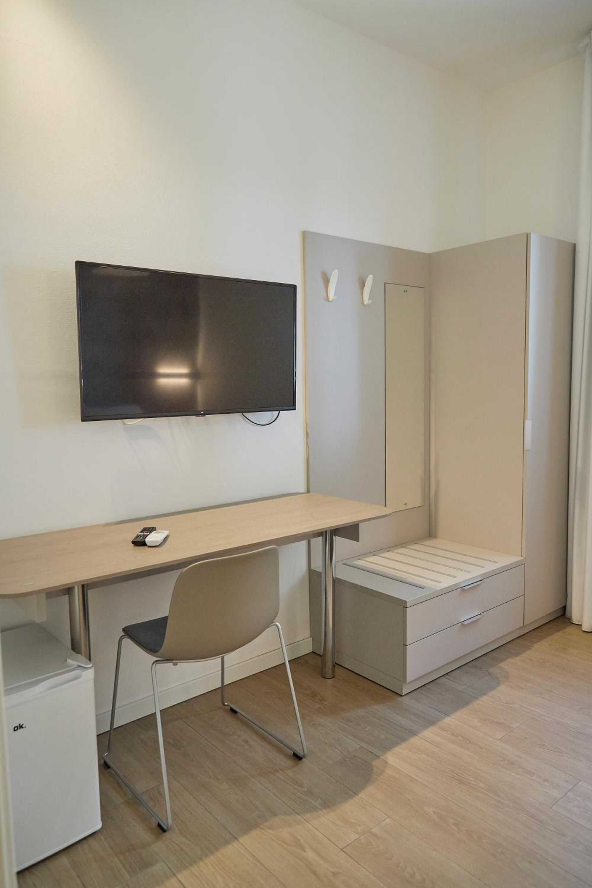 Double Room with Private Bathroom - Photo 17