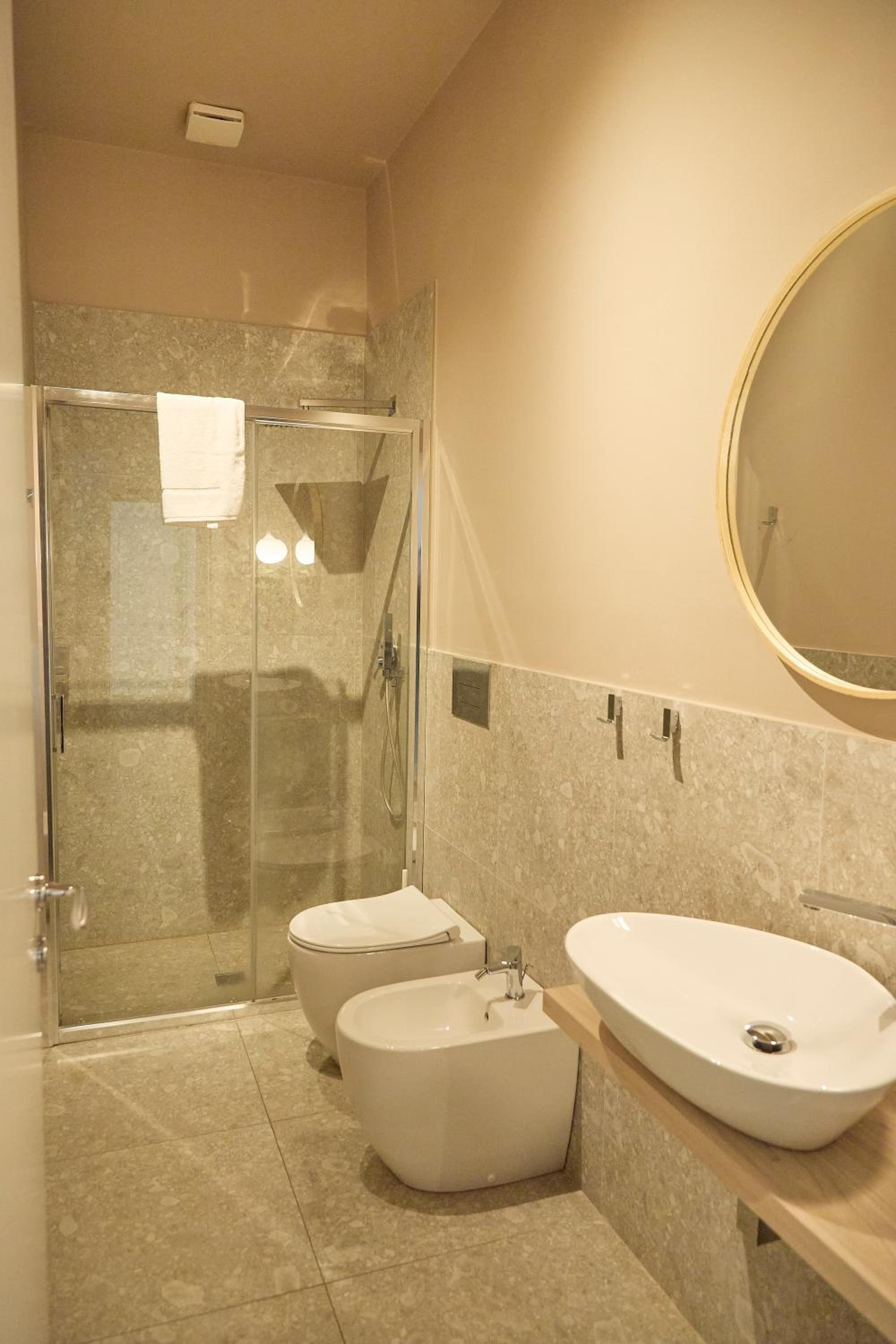 Double Room with Private Bathroom - Photo 18