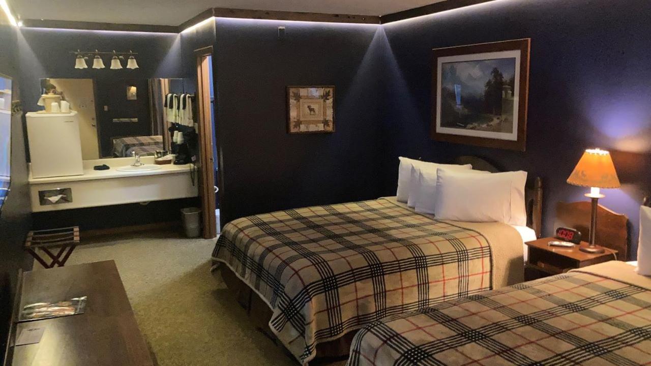 Queen Room with Two Queen Beds photo 3