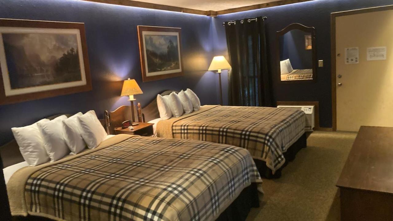 Queen Room with Two Queen Beds photo 1