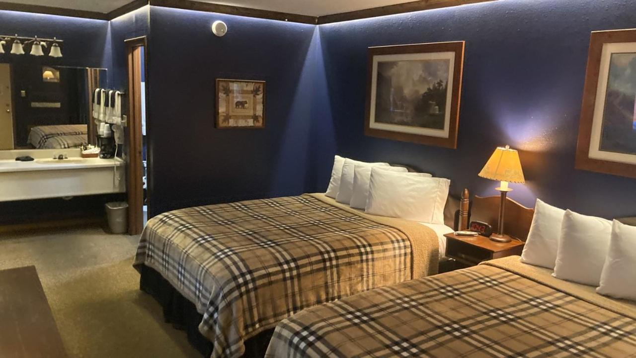 Queen Room with Two Queen Beds photo 2