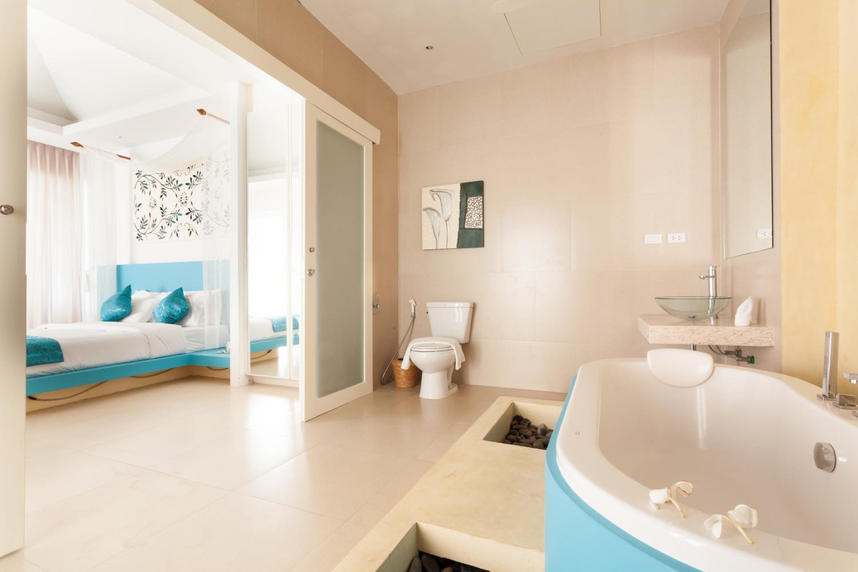 Grand Seaview Pool Suite photo 2