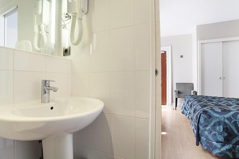 Quadruple Room with Bath photo 2