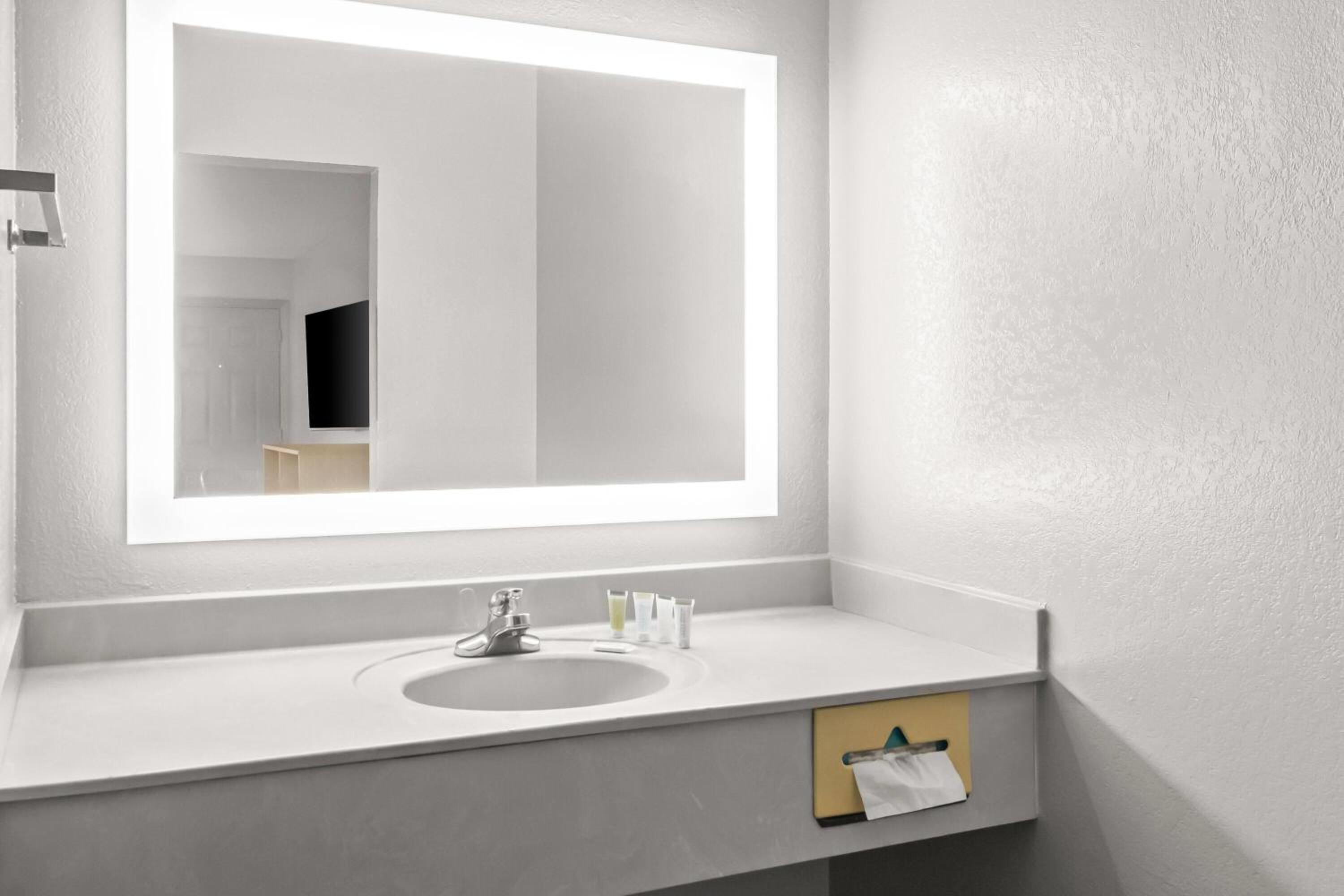 Queen Room with Two Queen Beds - Non-Smoking - Photo 1