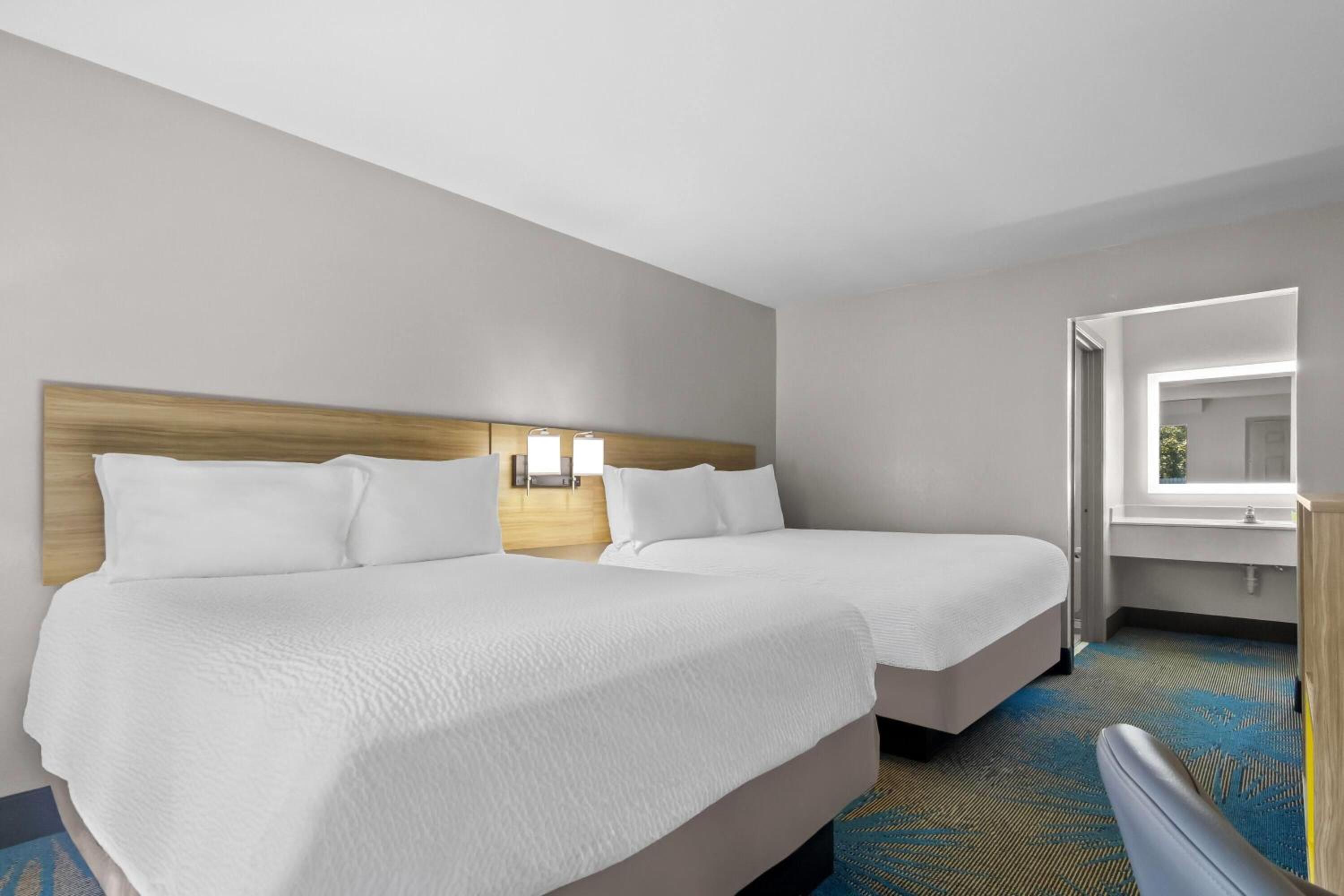 Queen Room with Two Queen Beds - Non-Smoking - Photo 3