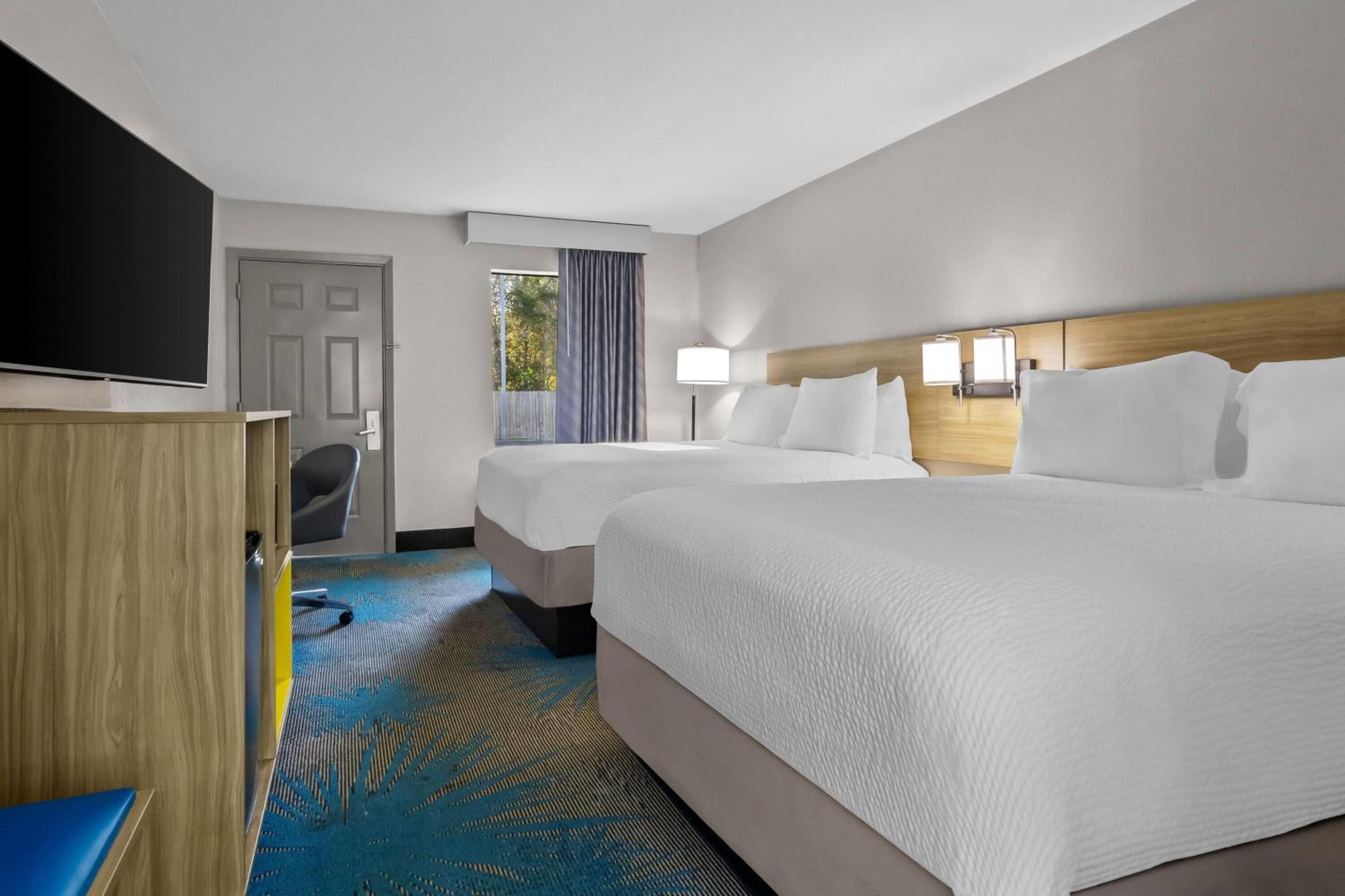Queen Room with Two Queen Beds - Non-Smoking - Photo 4