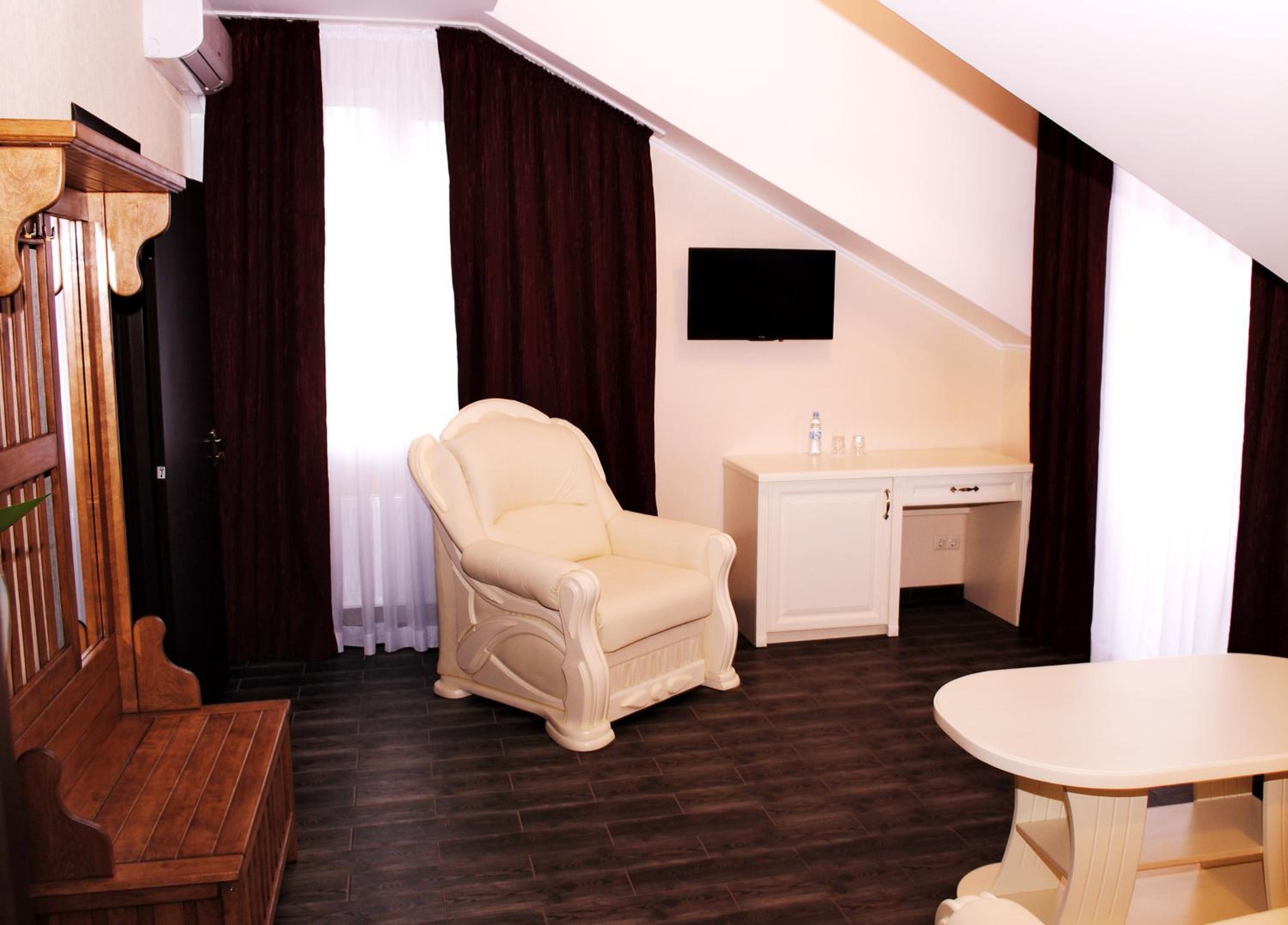 King Suite with Balcony photo 1