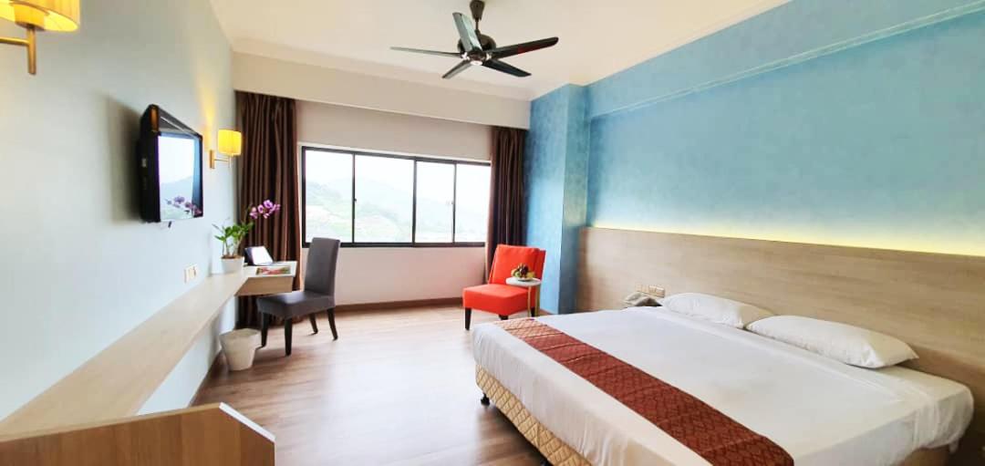 Superior Premium Room with One King Bed - Photo 1