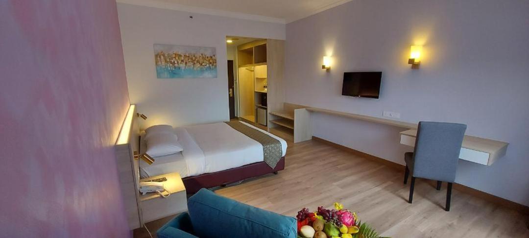 Superior Premium Room with One King Bed - Photo 2