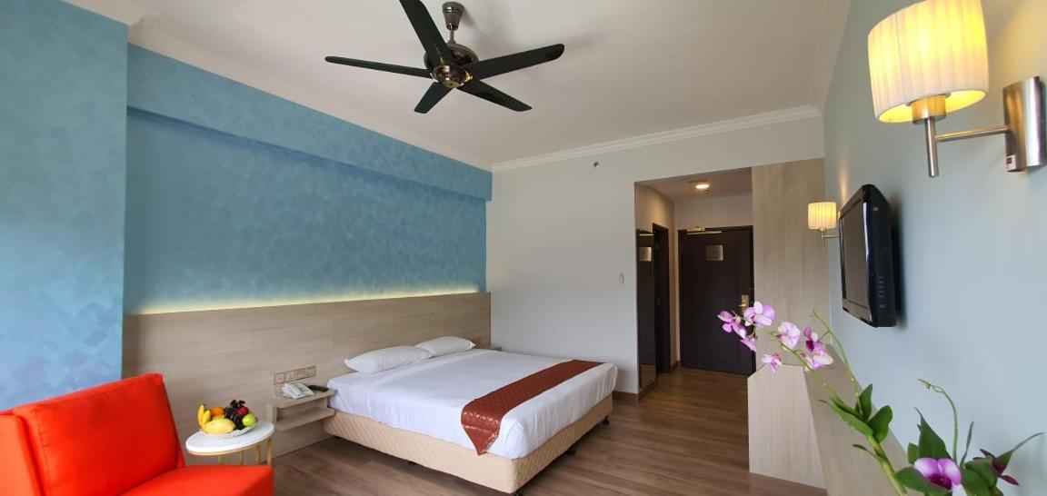 Superior Premium Room with One King Bed - Photo 3