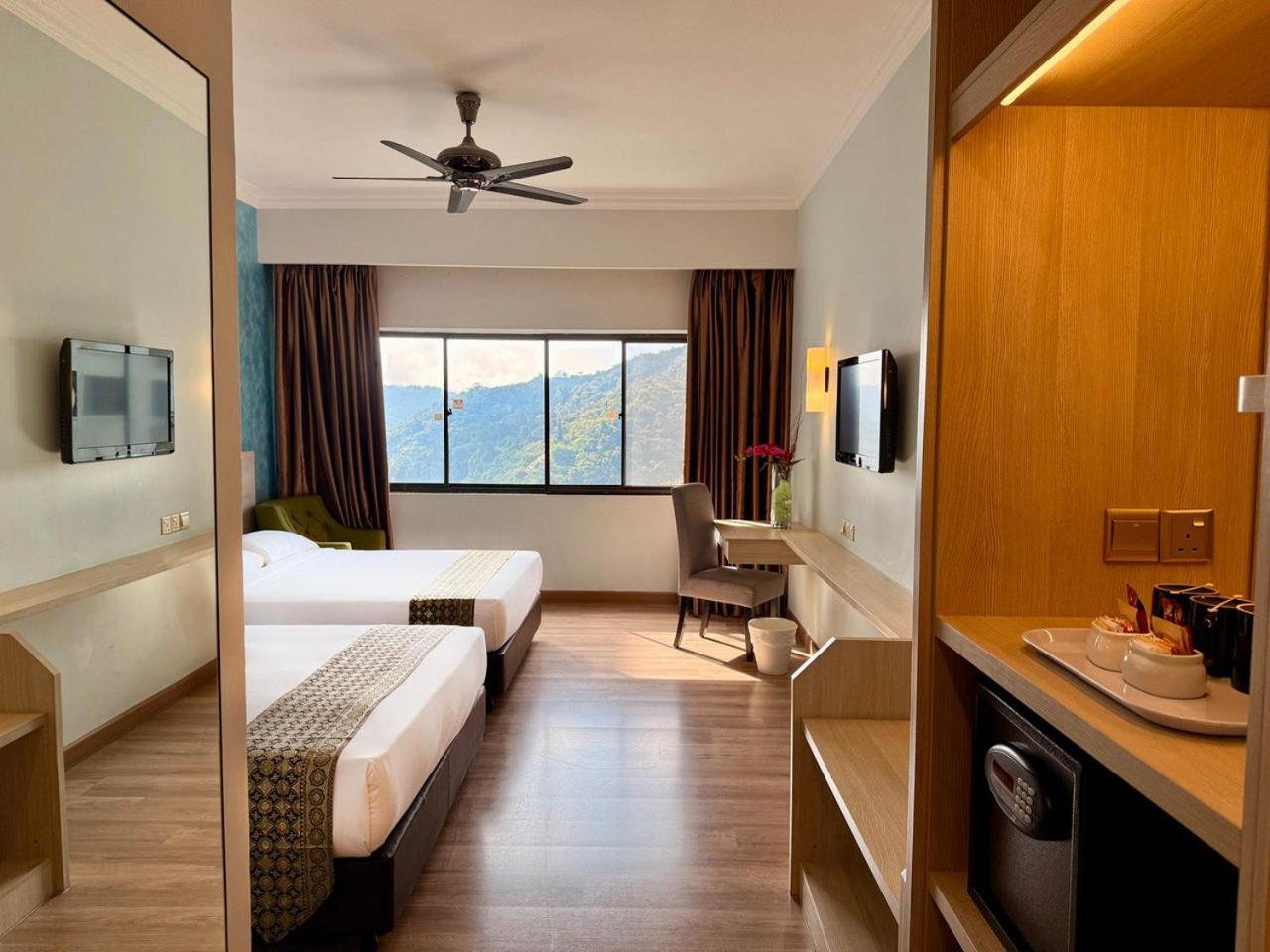 Superior Premium Room with Two Queen Beds - Photo 4