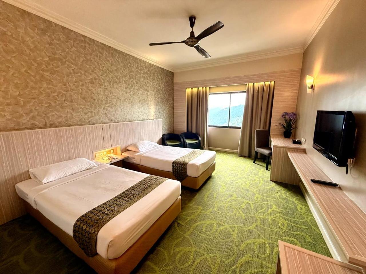 Deluxe Room with One King Bed - Photo 3