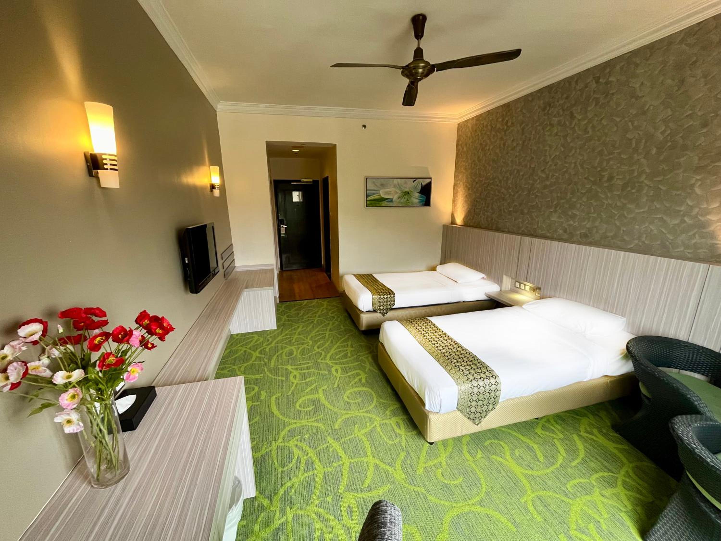 Deluxe Room with Two Single Beds - Photo 4