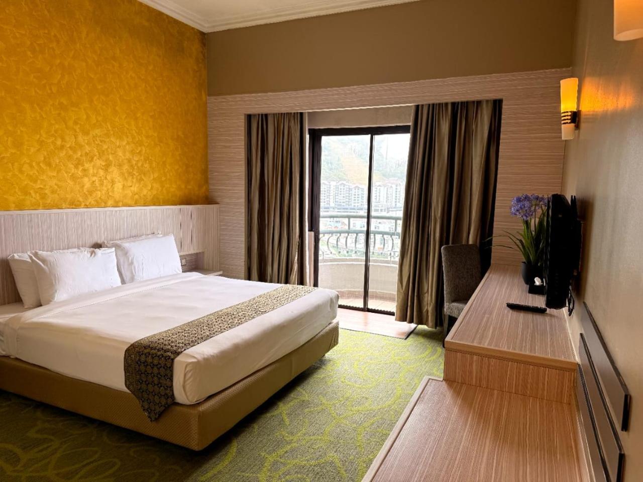 Premium Deluxe Room with One King Bed - Photo 4