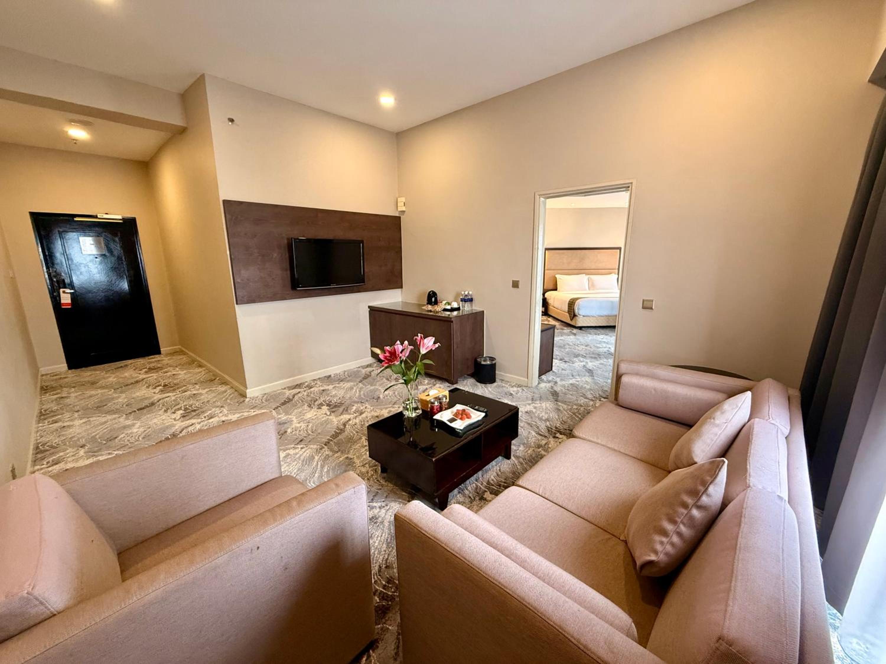 Executive Suite with One King Bed - Photo 2