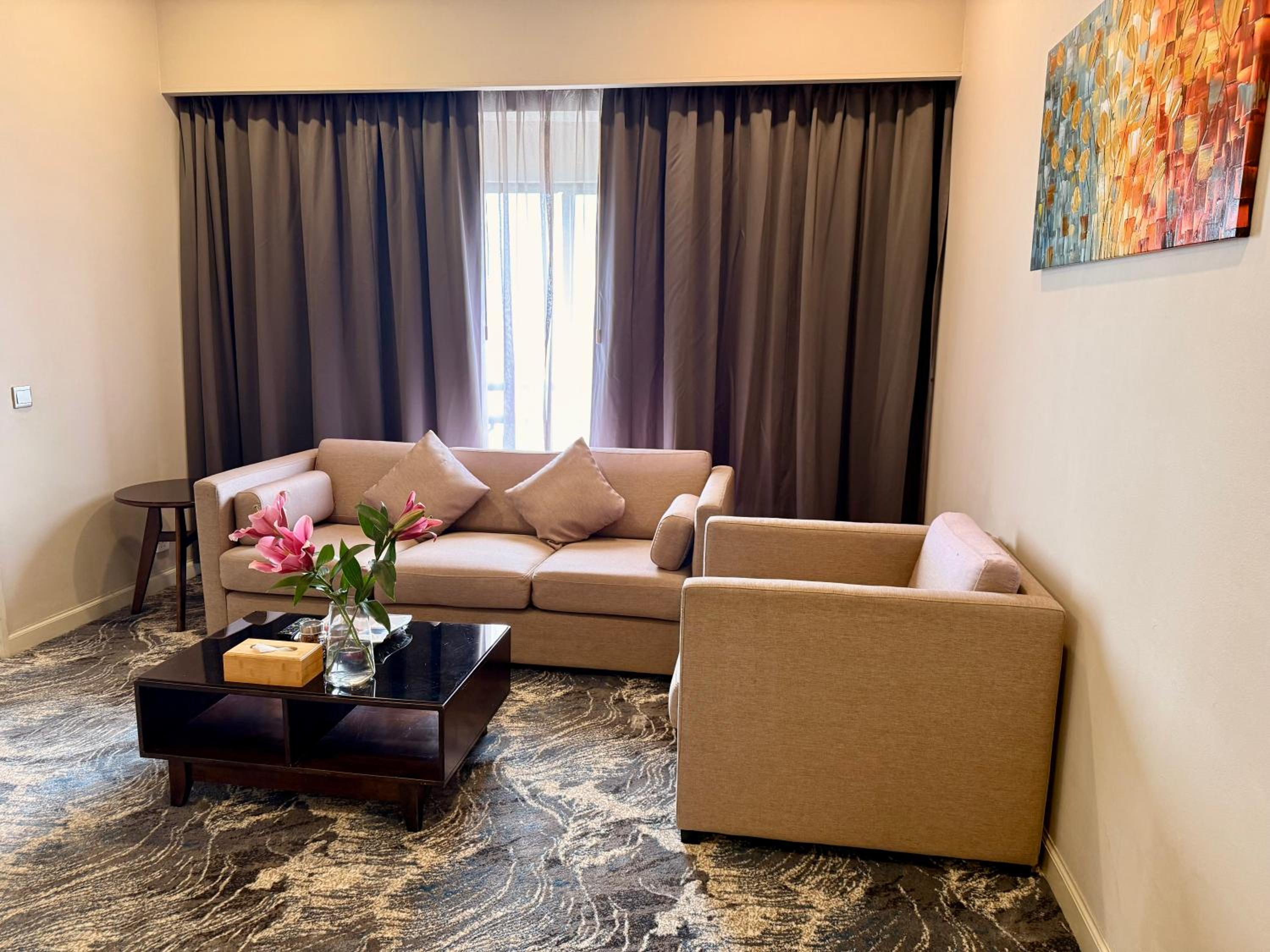 Executive Suite with One King Bed - Photo 3