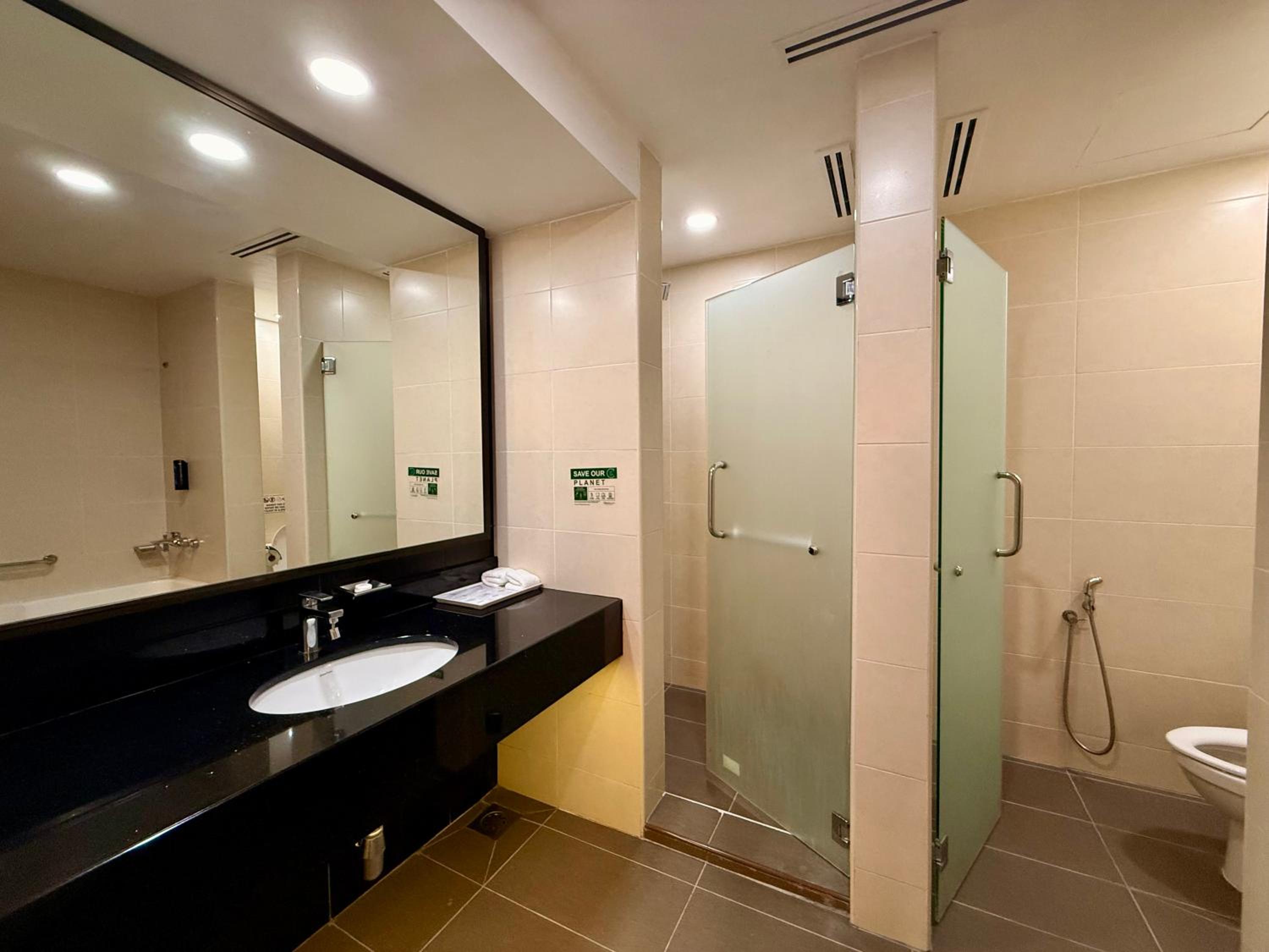 Executive Suite with One King Bed - Photo 4