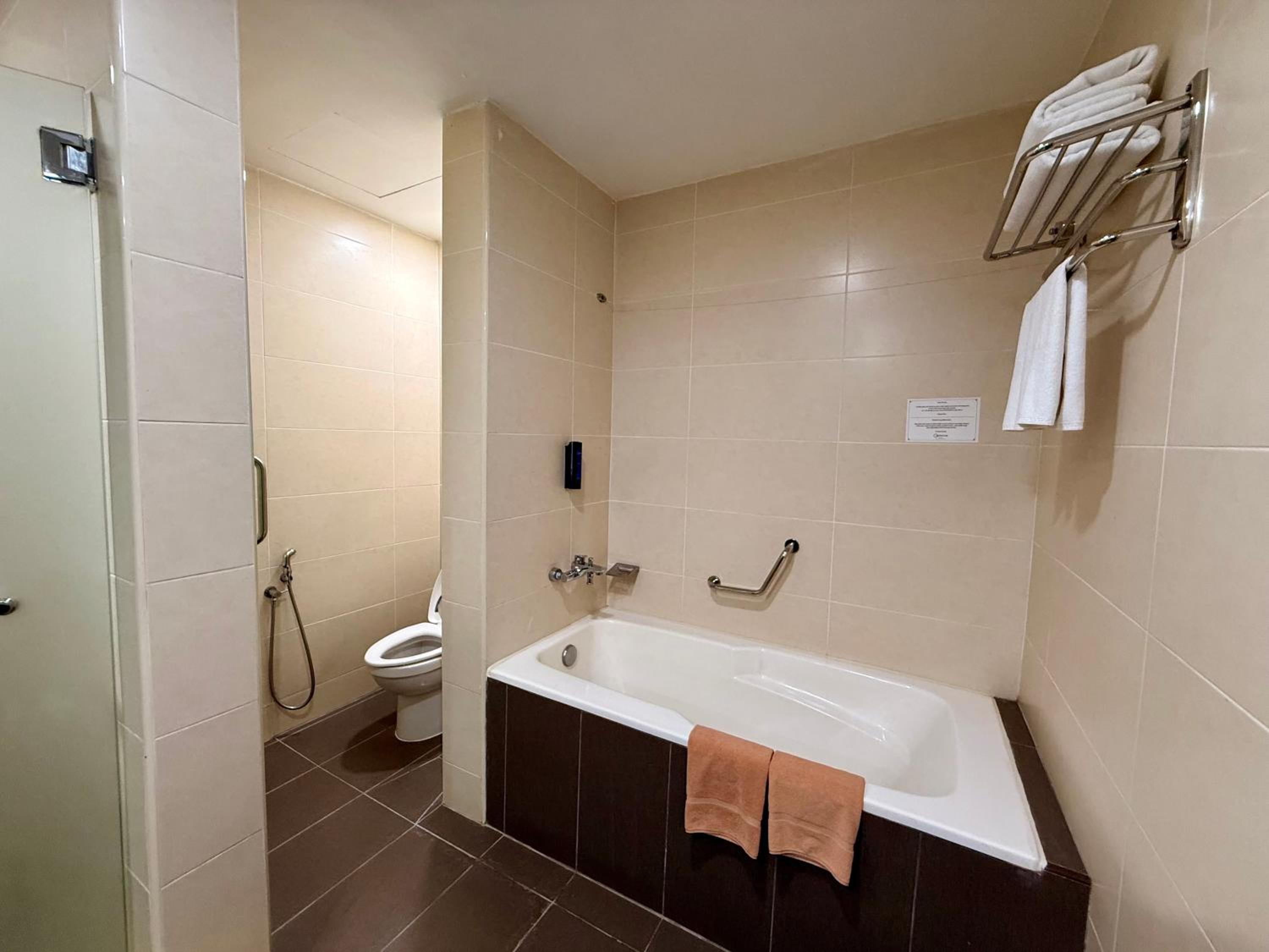 Executive Suite with One King Bed - Photo 5