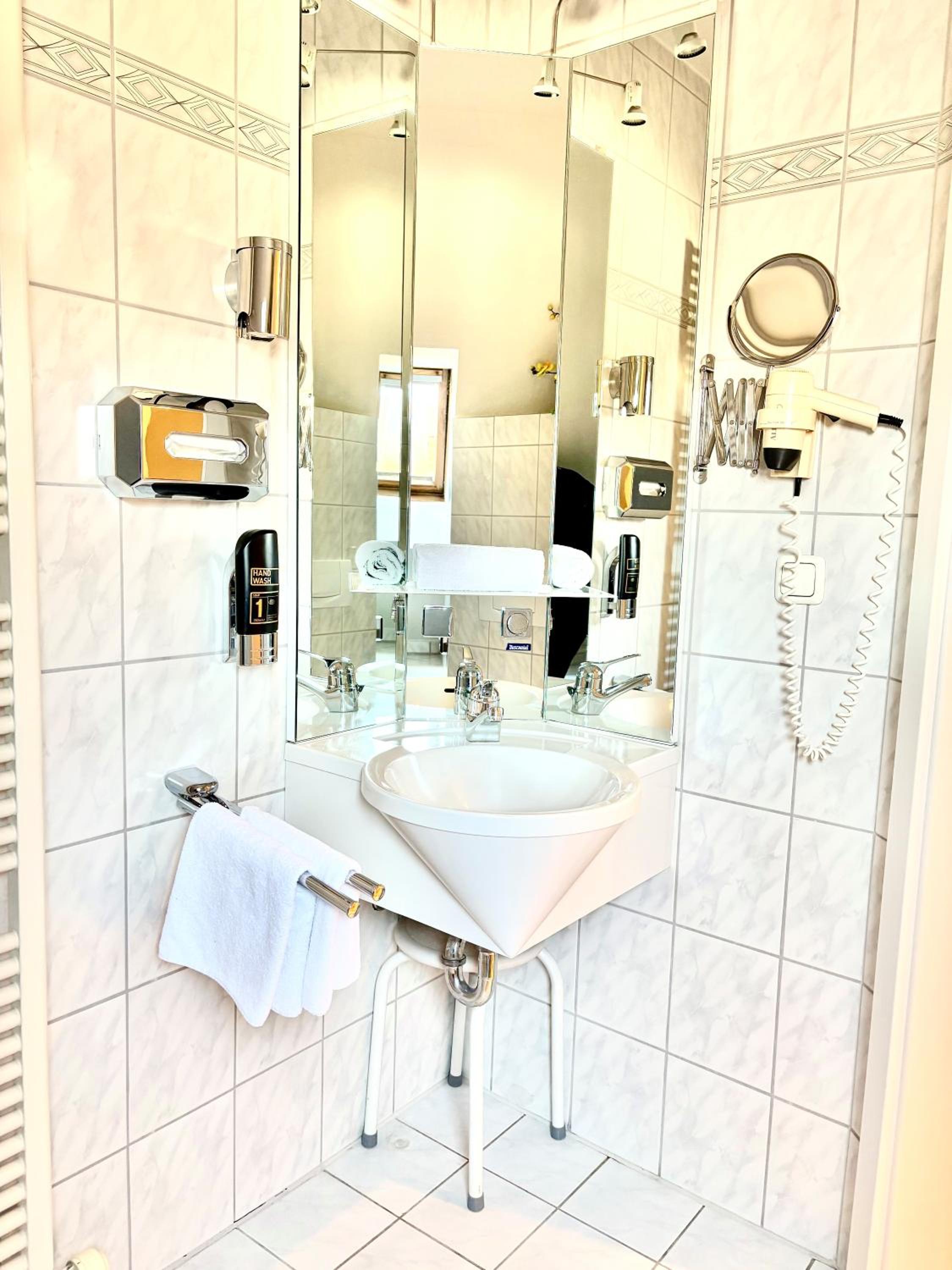 Quadruple Room with Shared Bathroom photo 2