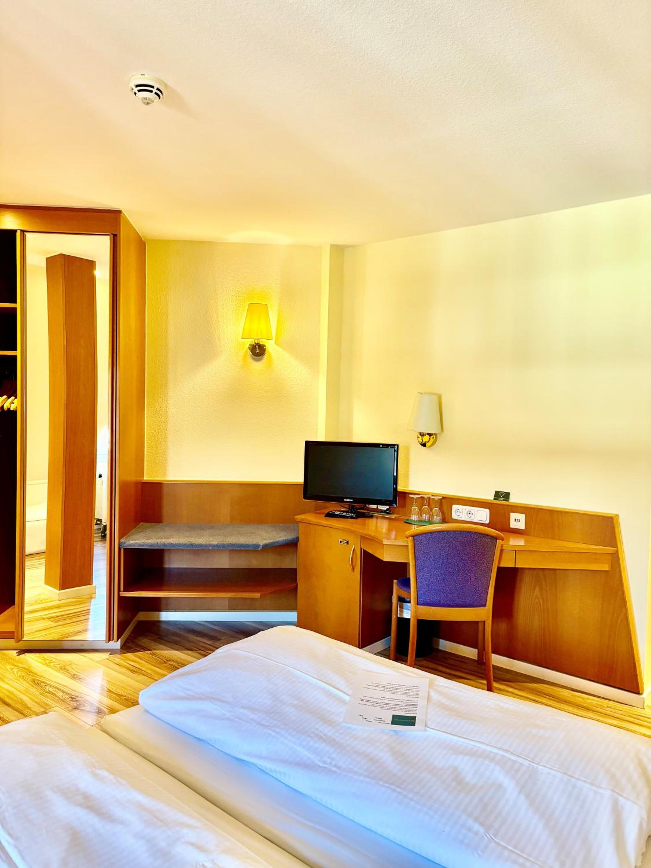 Quadruple Room with Shared Bathroom photo 3