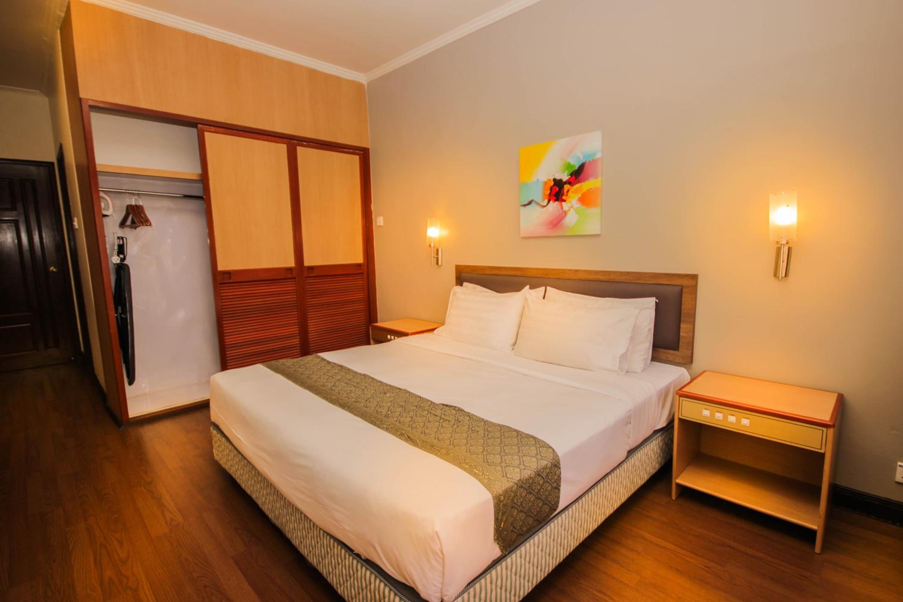 1 Bedroom Apartment - Photo 2