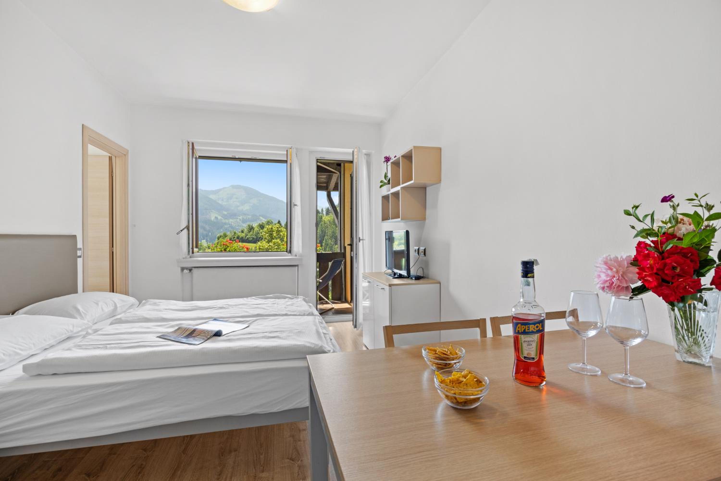 One-Bedroom Apartment with Balcony and  Mountain View (4 People) photo 3
