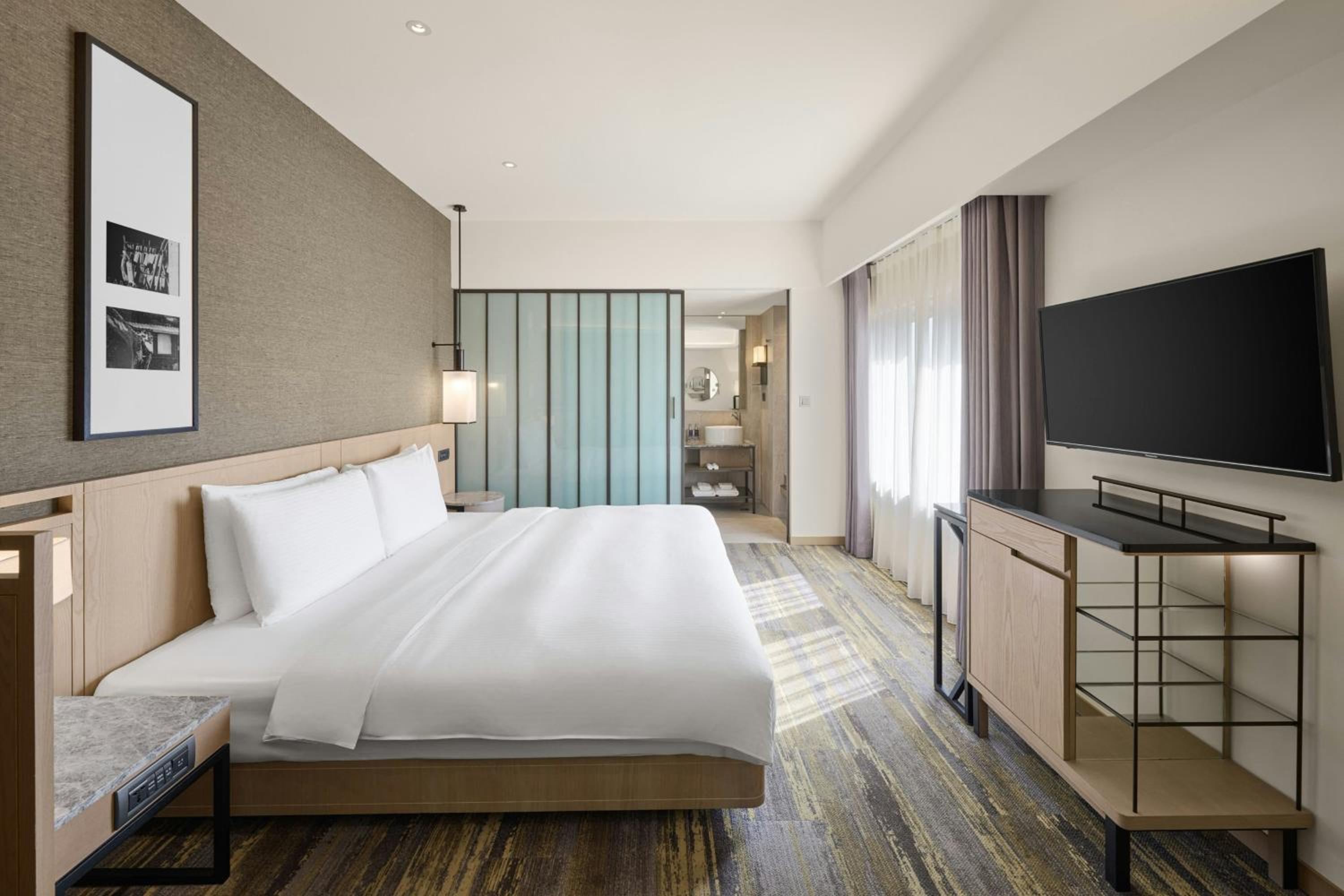 Deluxe King Room with City View