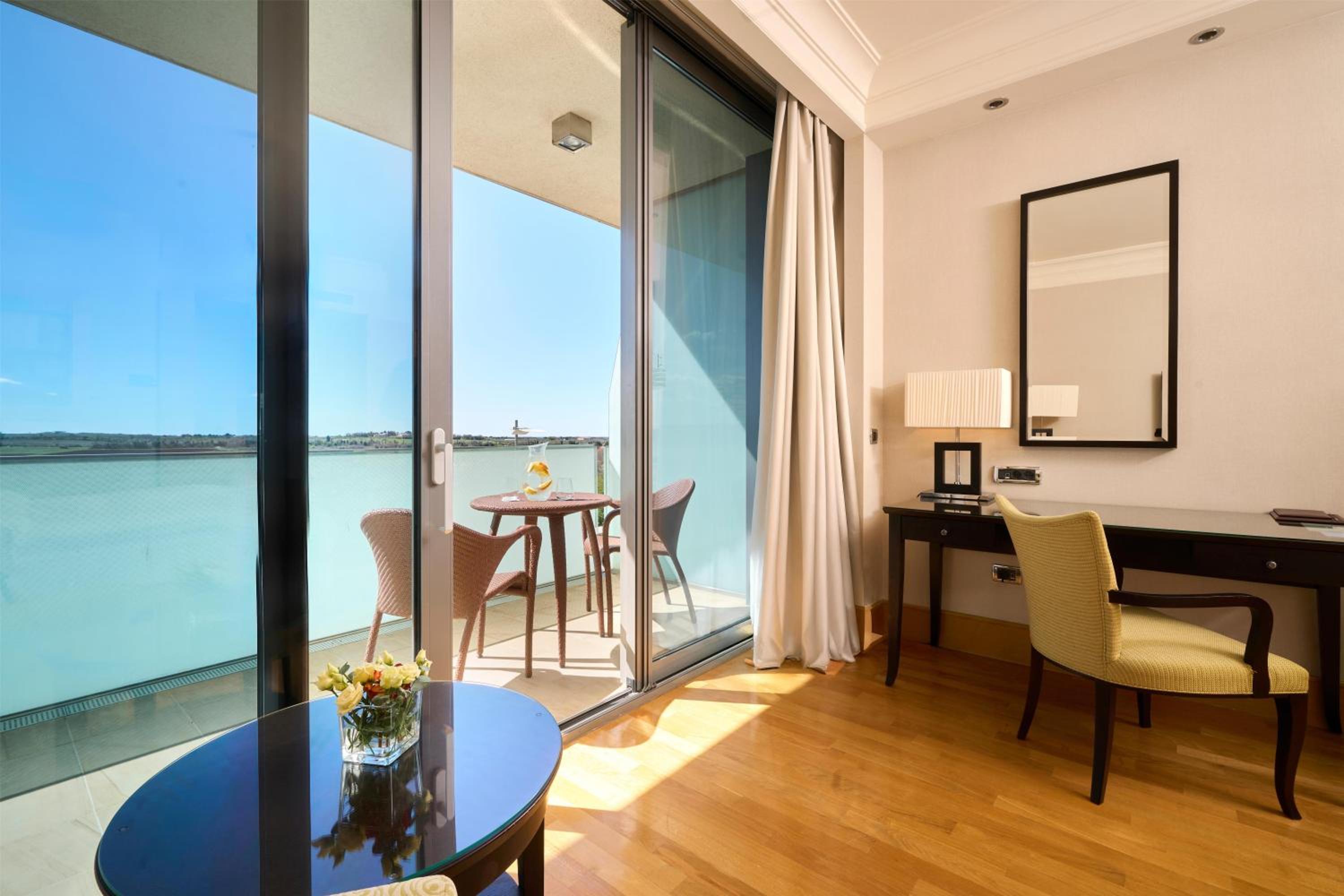 Superior Room with Extra Bed (2 Adults + 1 Child) photo 1