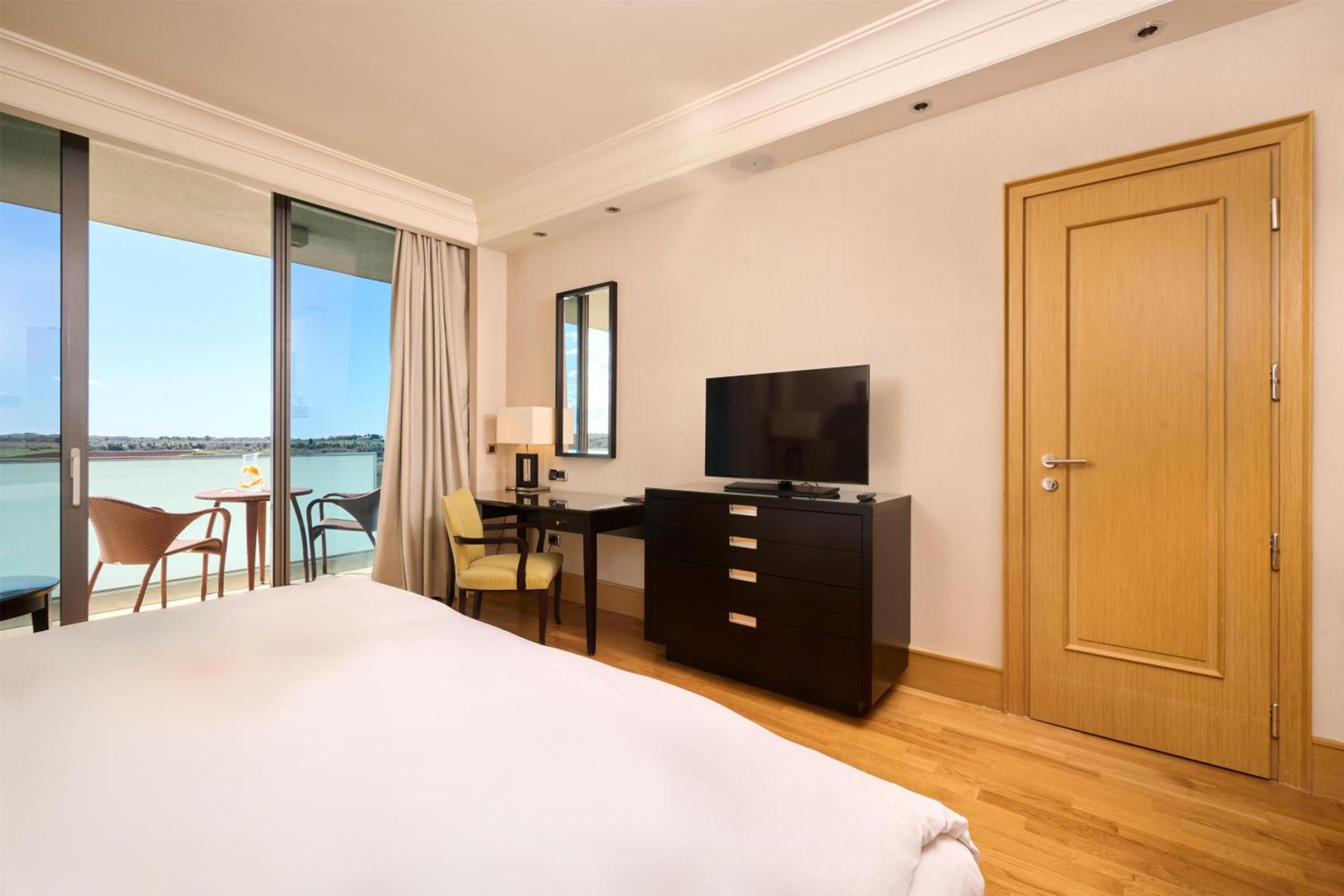 Superior Room with Extra Bed (2 Adults + 1 Child) photo 2