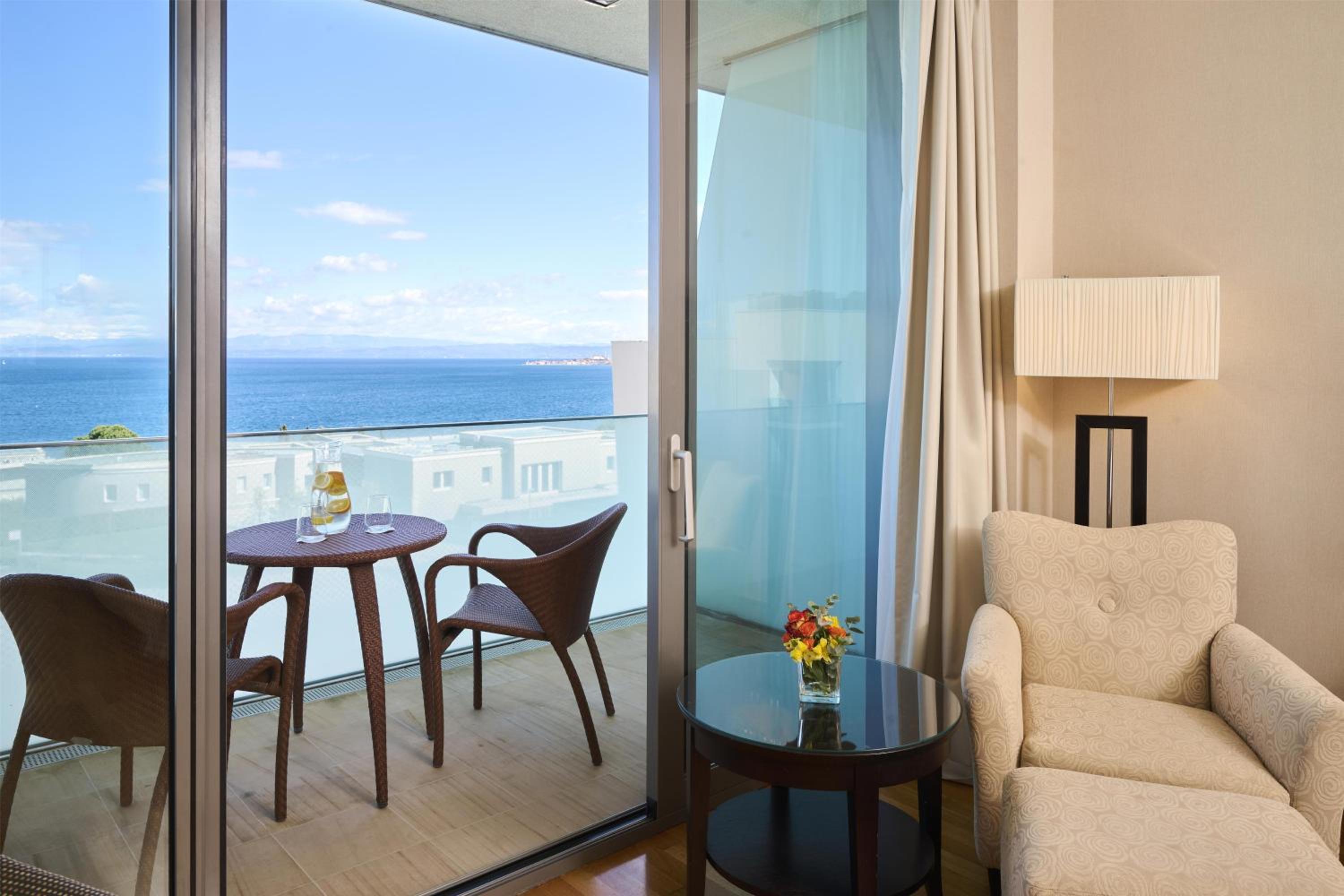 Deluxe Seafront View photo 3