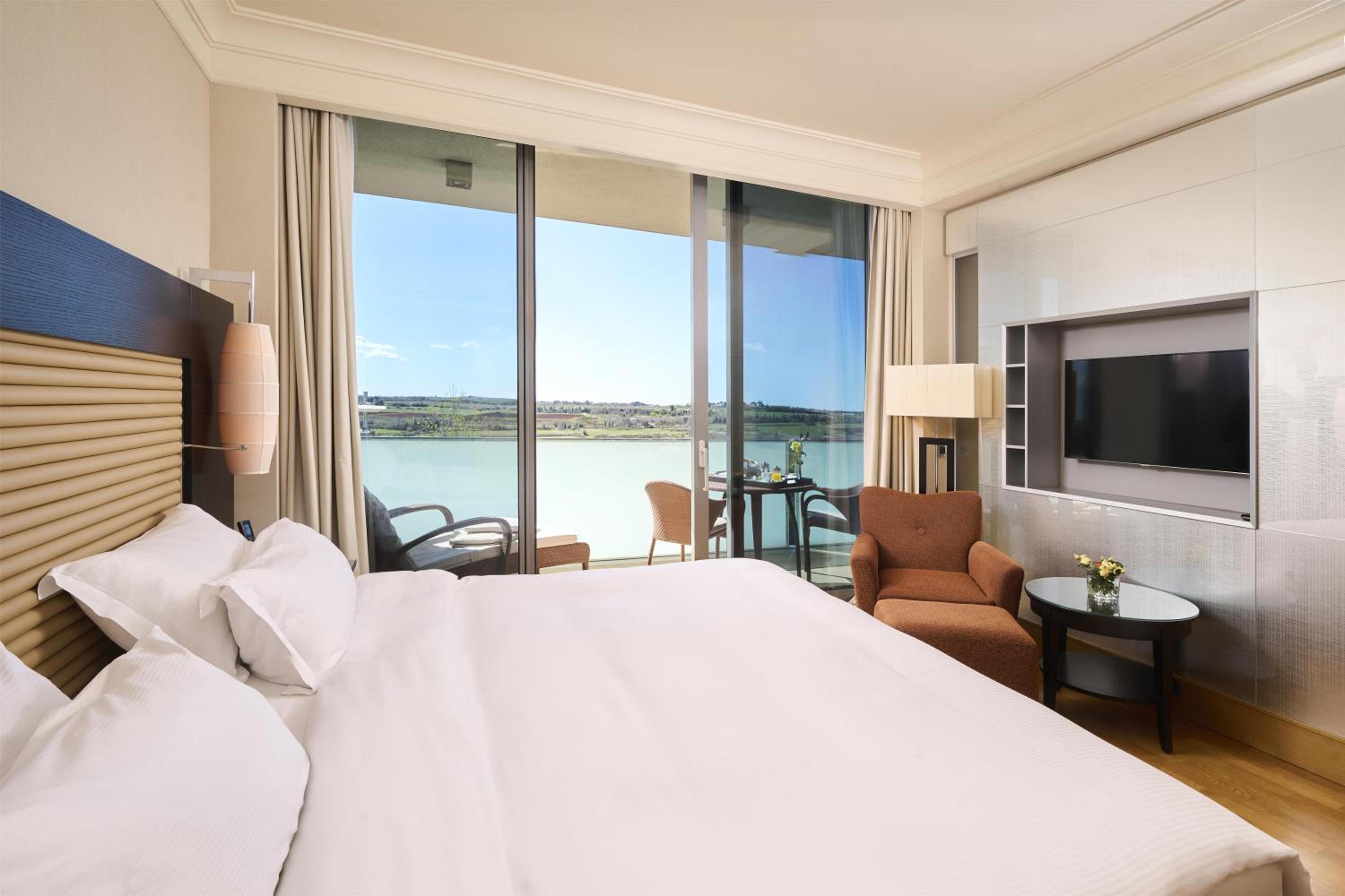 Family Room Suite with Extra Bed (3 Adults + 1 Child) photo 3