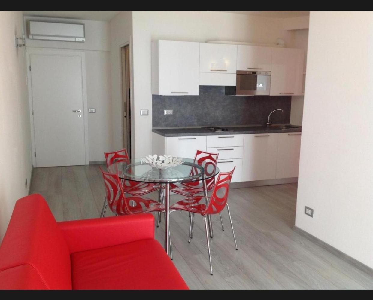 One-Bedroom Apartment with Balcony photo 1