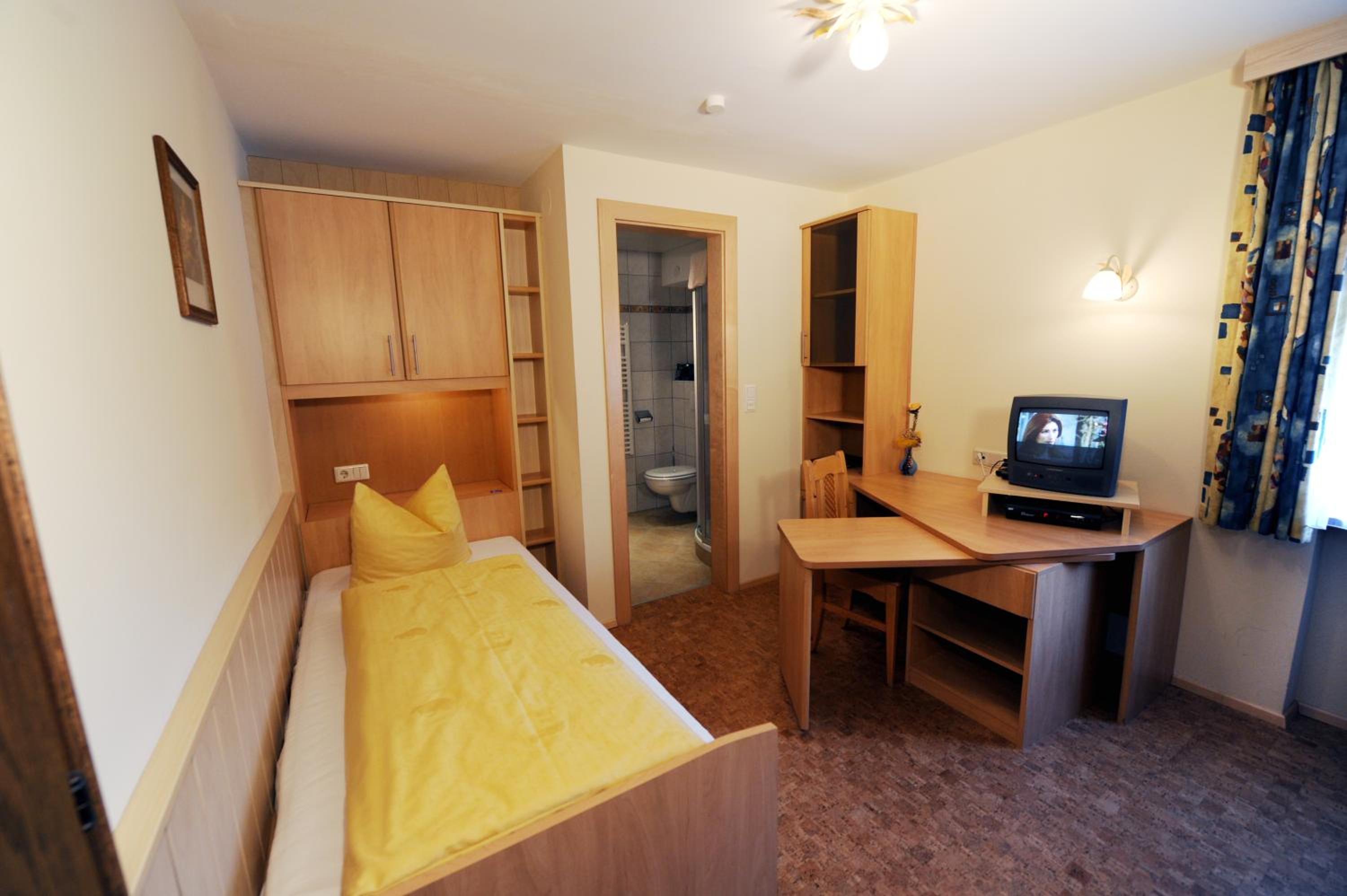 Single Room With Bathroom photo 1