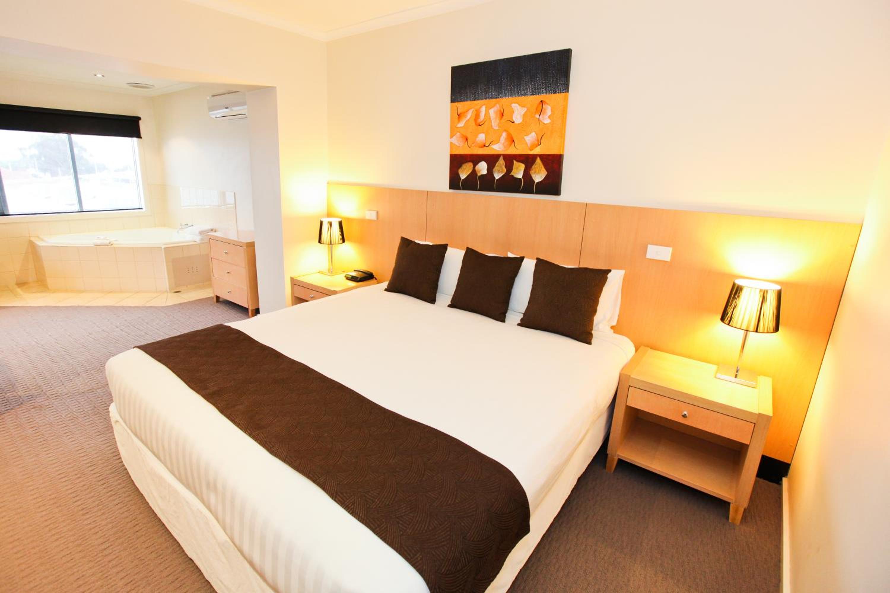 Superior King Room with Spa Bath - Photo 5