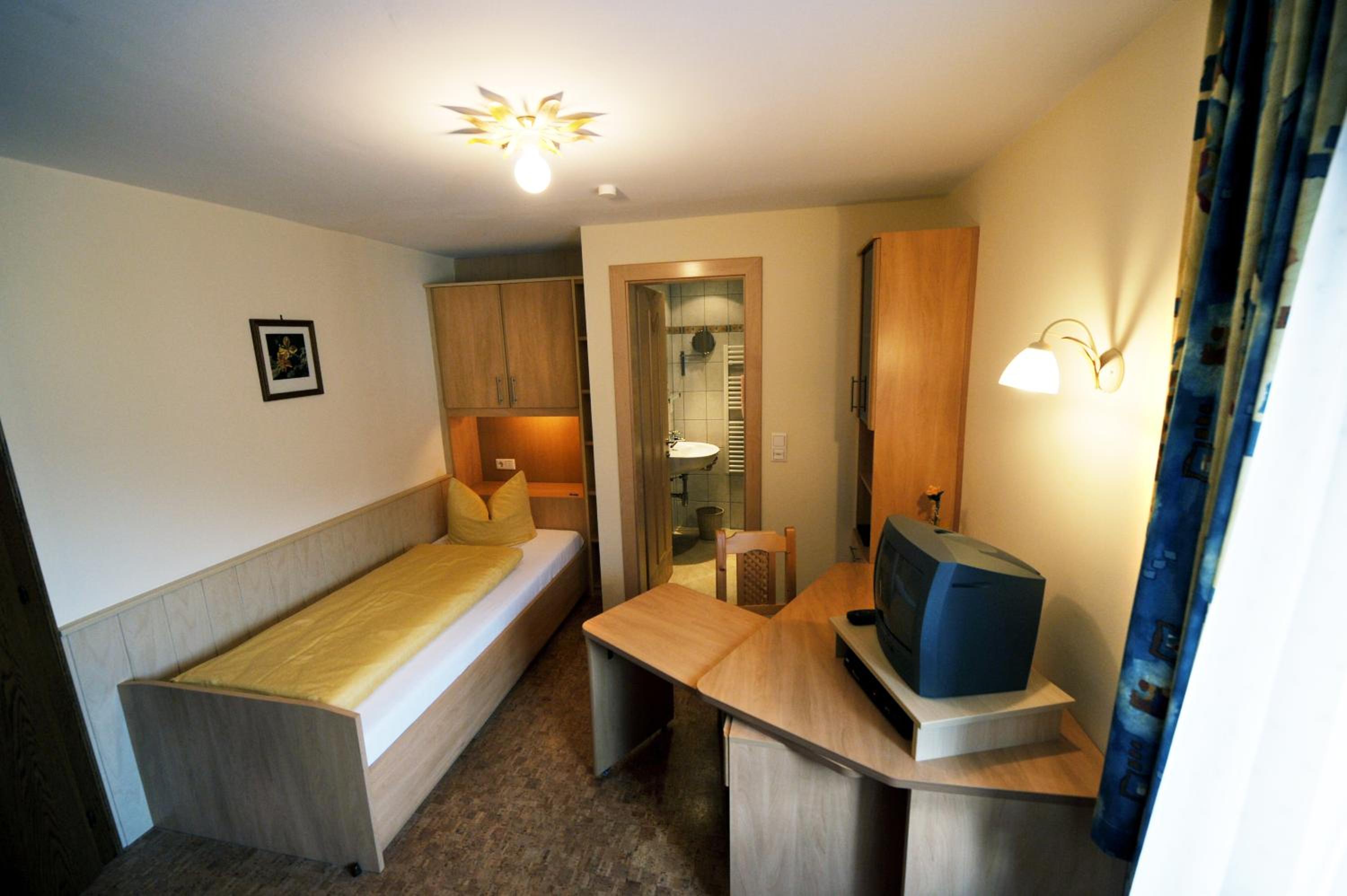 Single Room With Bathroom photo 2