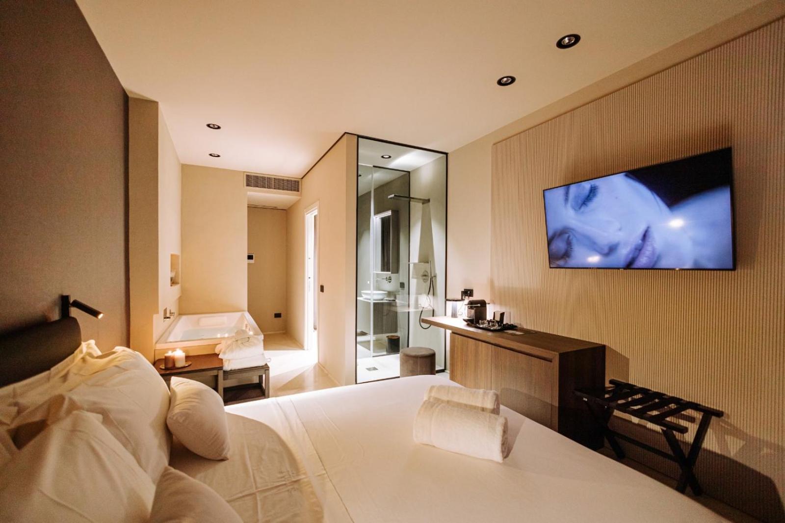 Deluxe Double Room with Bath photo 2
