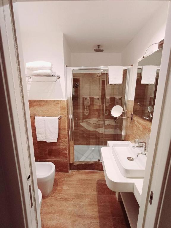 Double or Twin Room with Private Bathroom photo 2