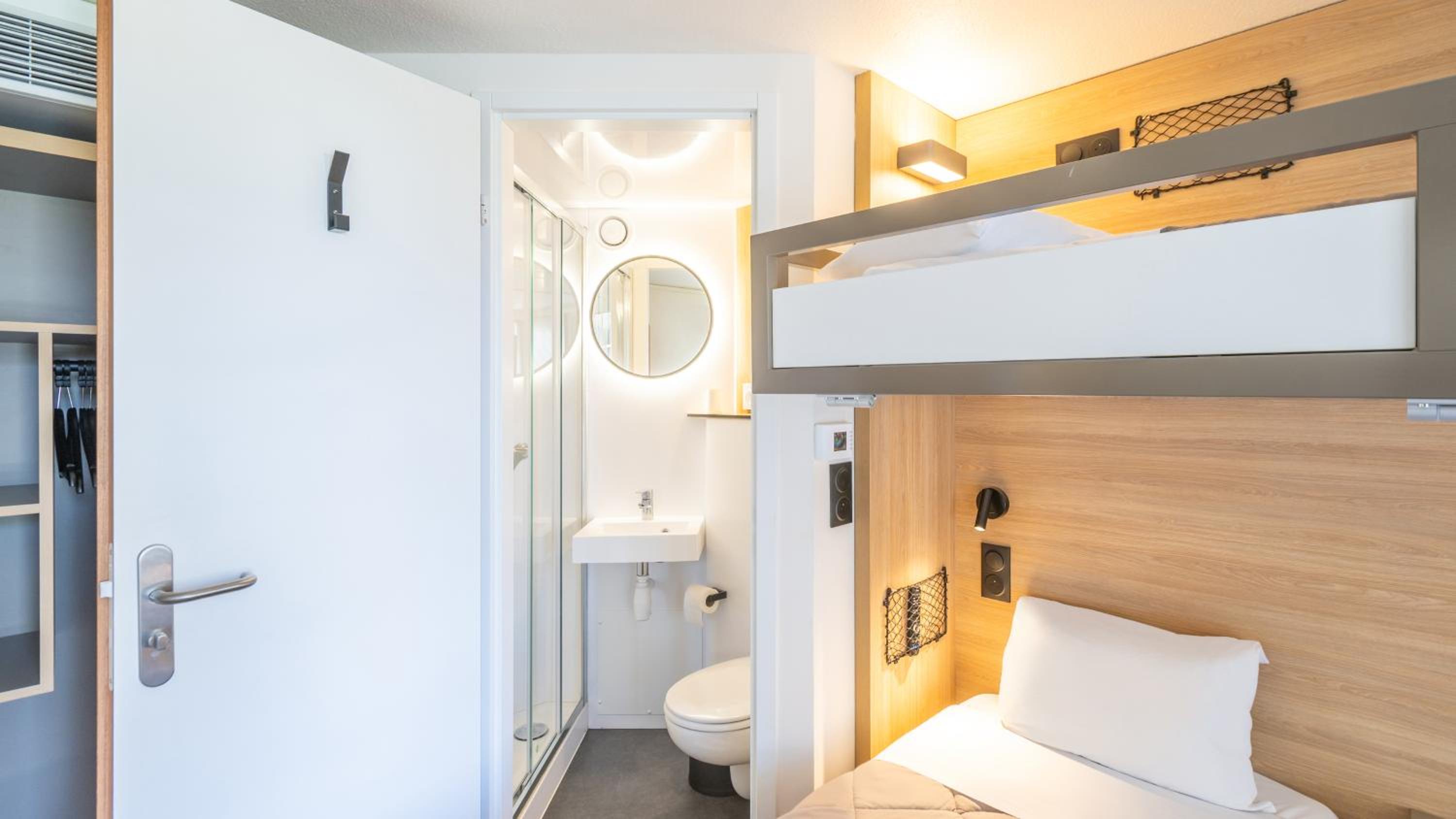 Standard Queen Room with One Bunk Bed - Photo 2