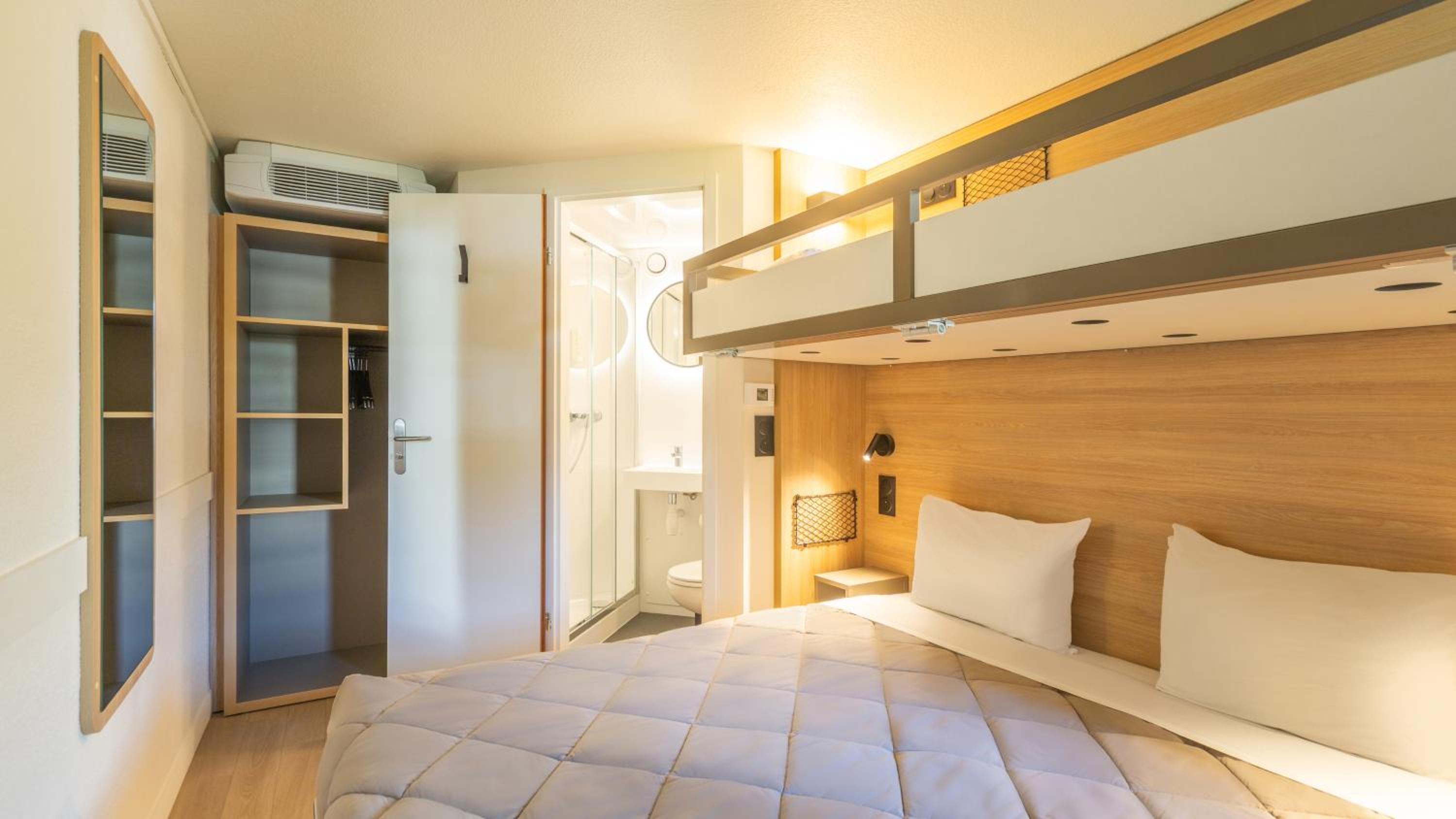 Standard Queen Room with One Bunk Bed - Photo 5