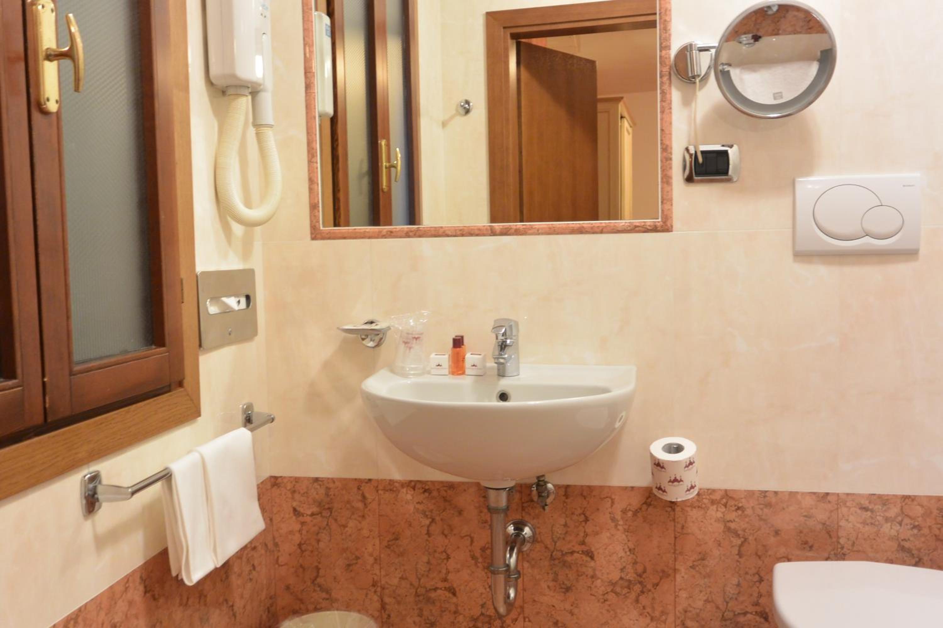 Classic Triple Room photo 2
