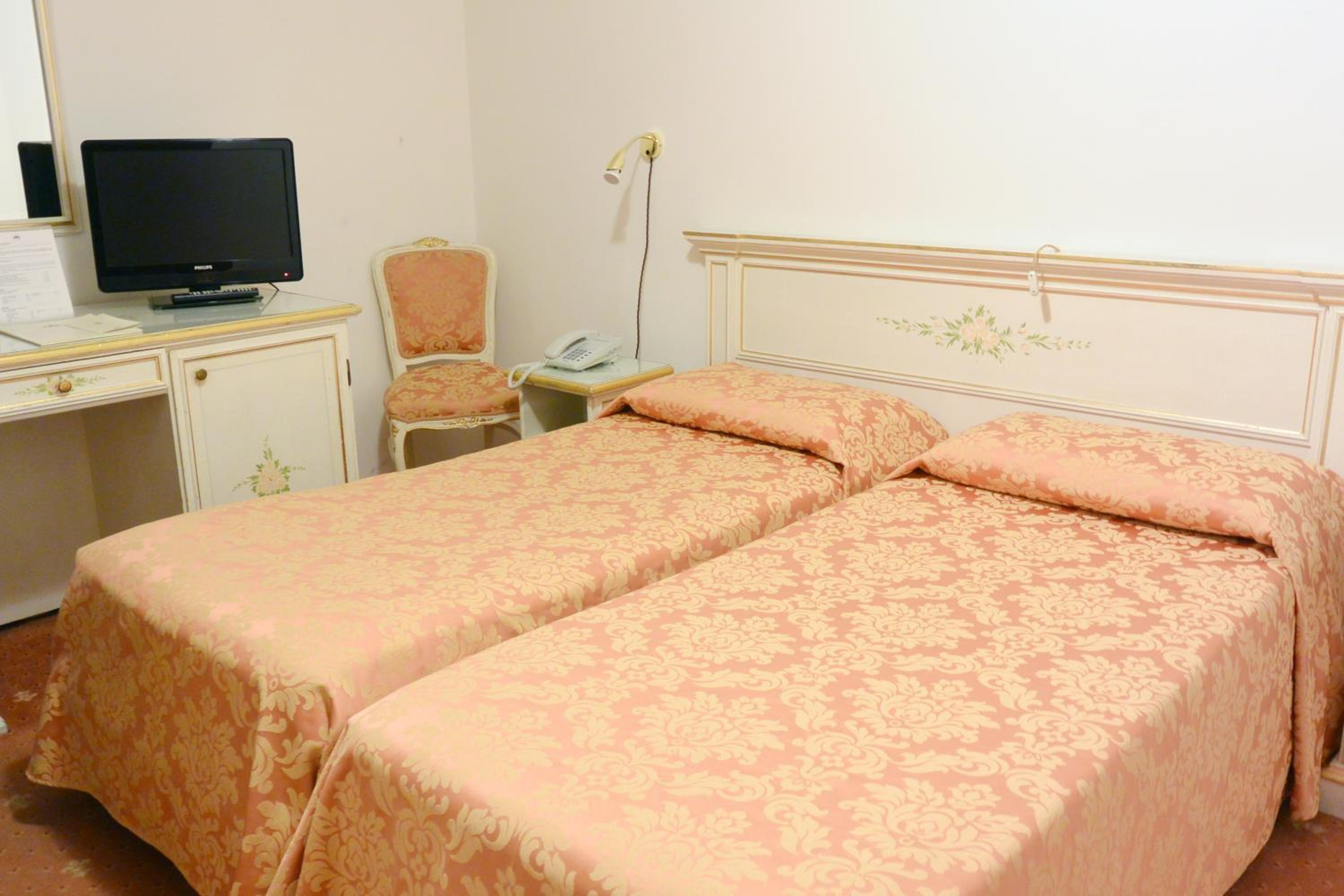 Classic Double or Twin Room photo 2
